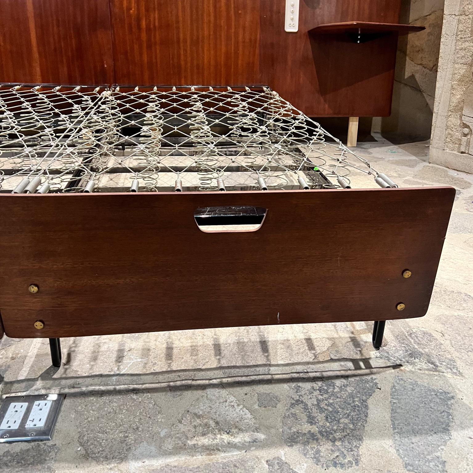 Metà XX secolo 1950 Osvaldo Borsani Letto moderno italiano di lusso con tavolino luminoso incorporato Milano in vendita