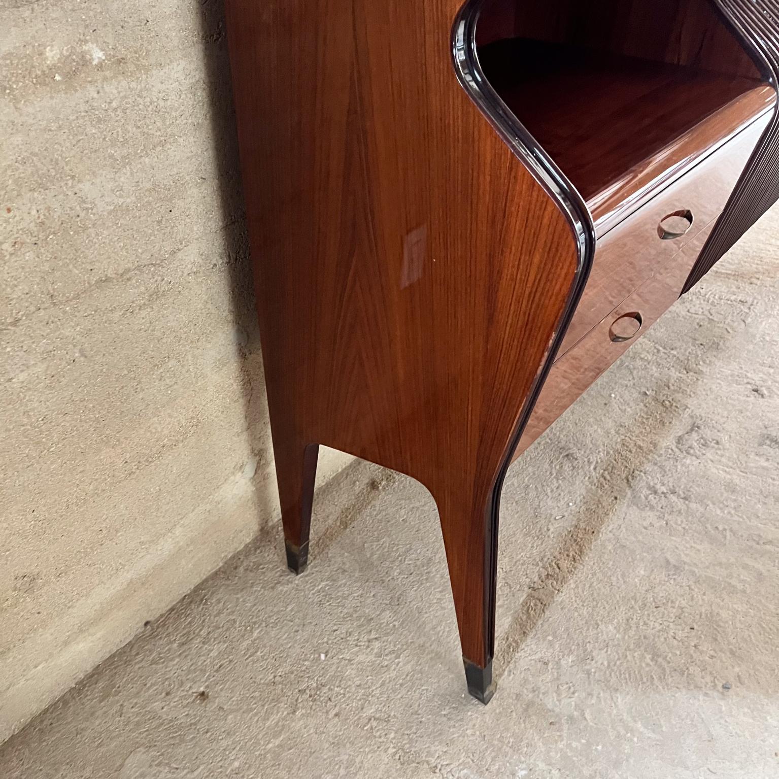 1950s Osvaldo Borsani Palo de rosa Credenza Mueble bar Italia en venta 3