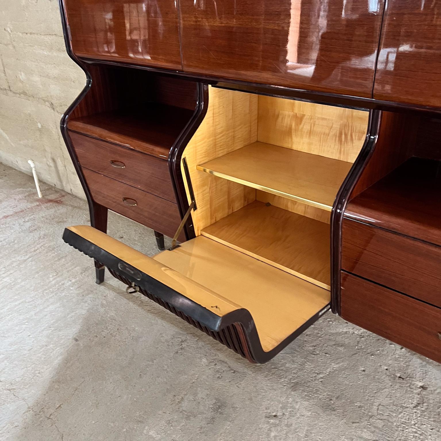 1950s Osvaldo Borsani Palo de rosa Credenza Mueble bar Italia en venta 5
