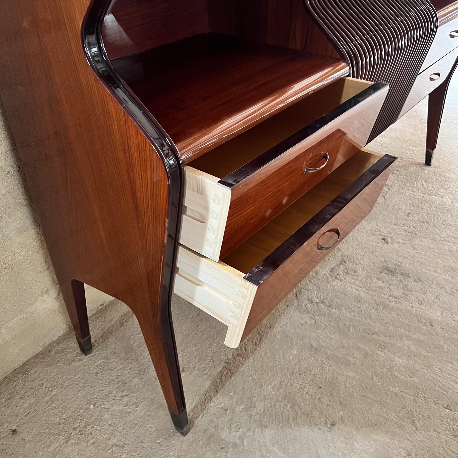 1950s Osvaldo Borsani Palo de rosa Credenza Mueble bar Italia en venta 6