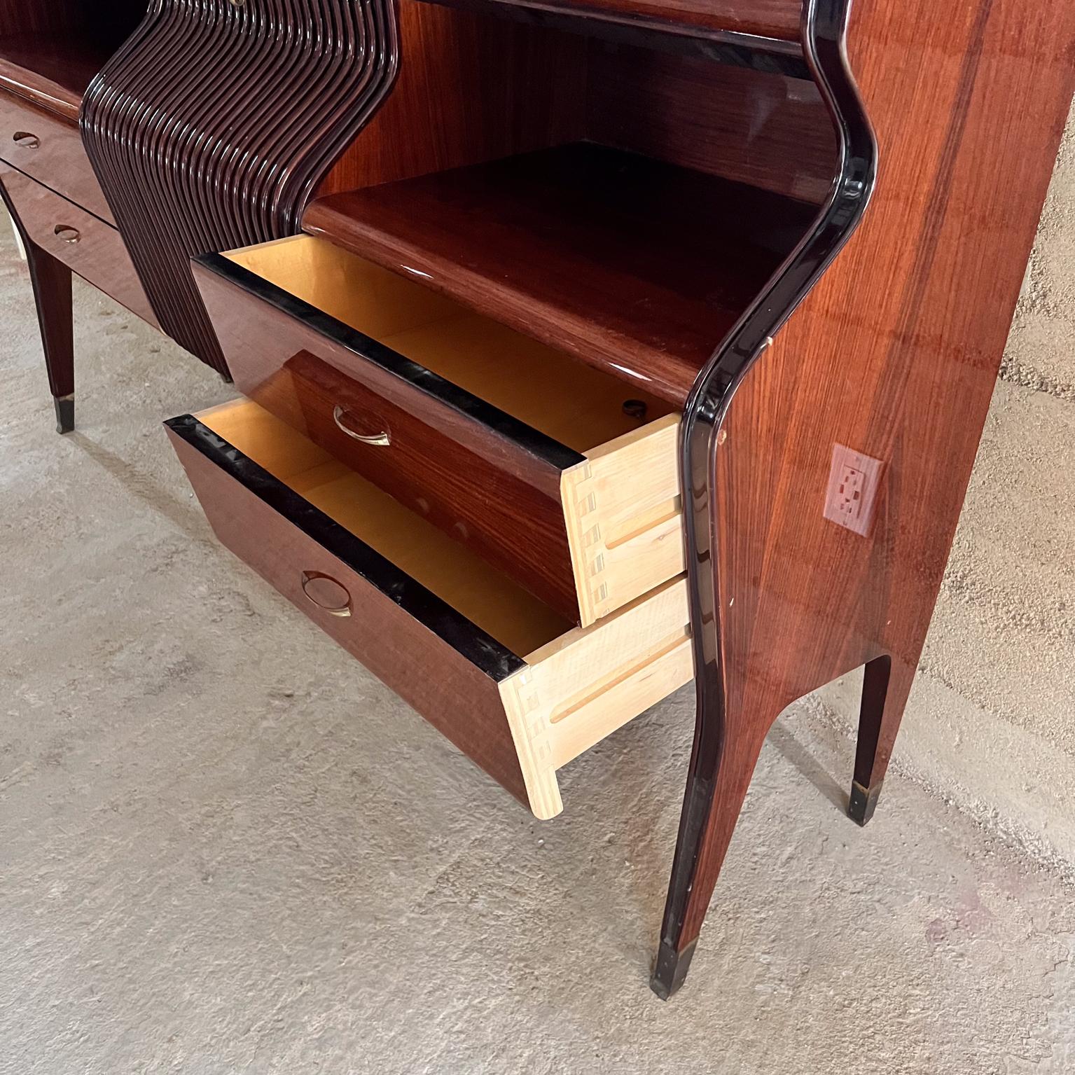 1950s Osvaldo Borsani Palo de rosa Credenza Mueble bar Italia en venta 7