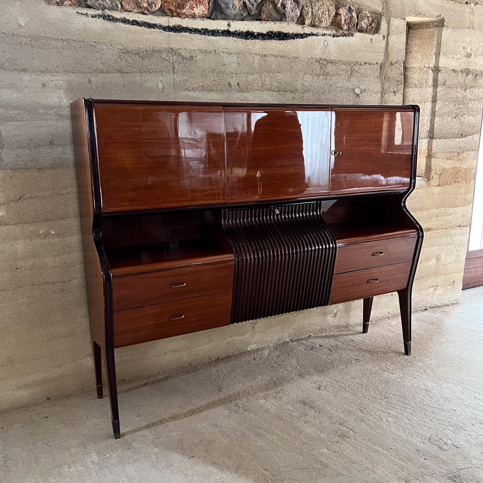 1950s Osvaldo Borsani Palo de rosa Credenza Mueble bar Italia en venta 10