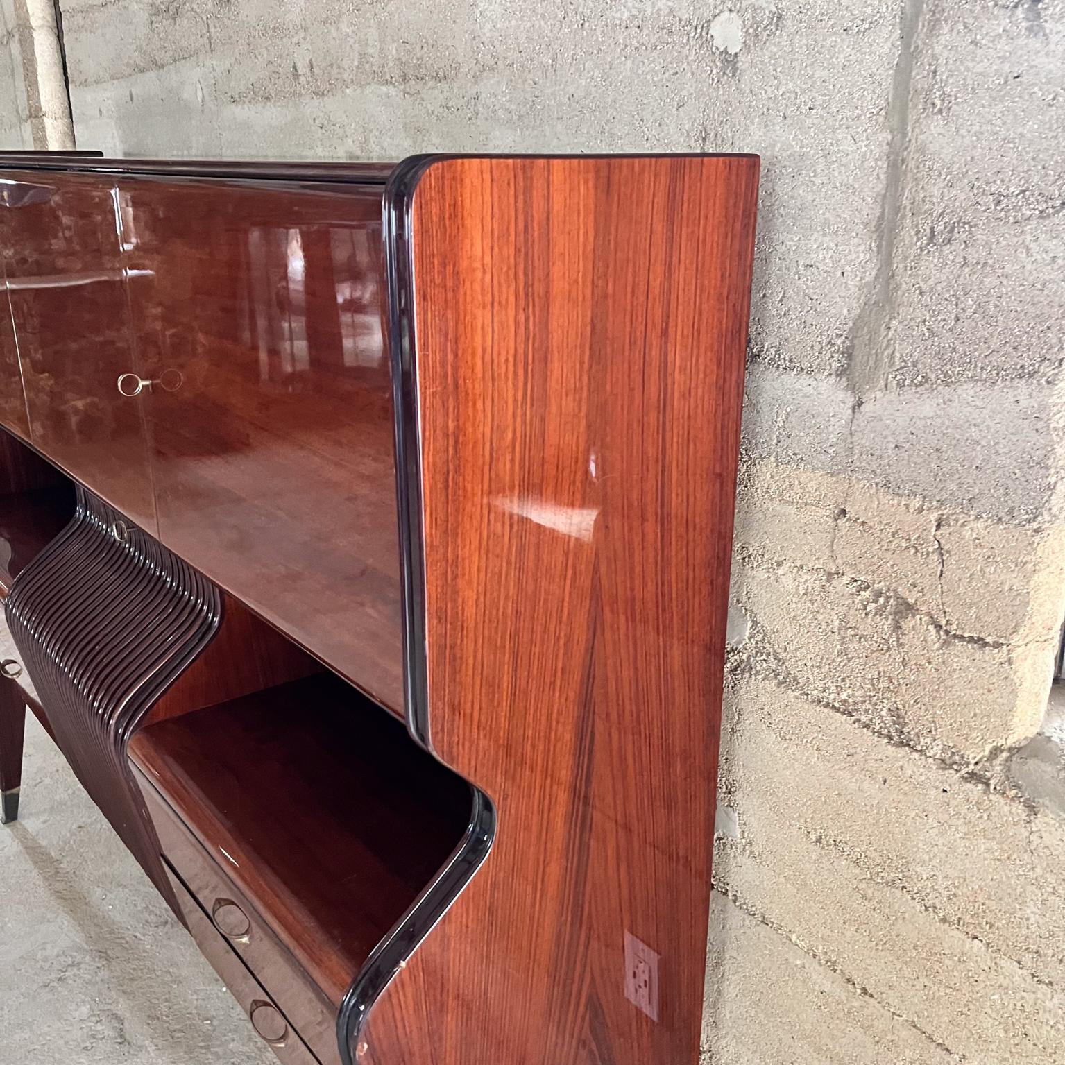 1950s Osvaldo Borsani Palo de rosa Credenza Mueble bar Italia en venta 11