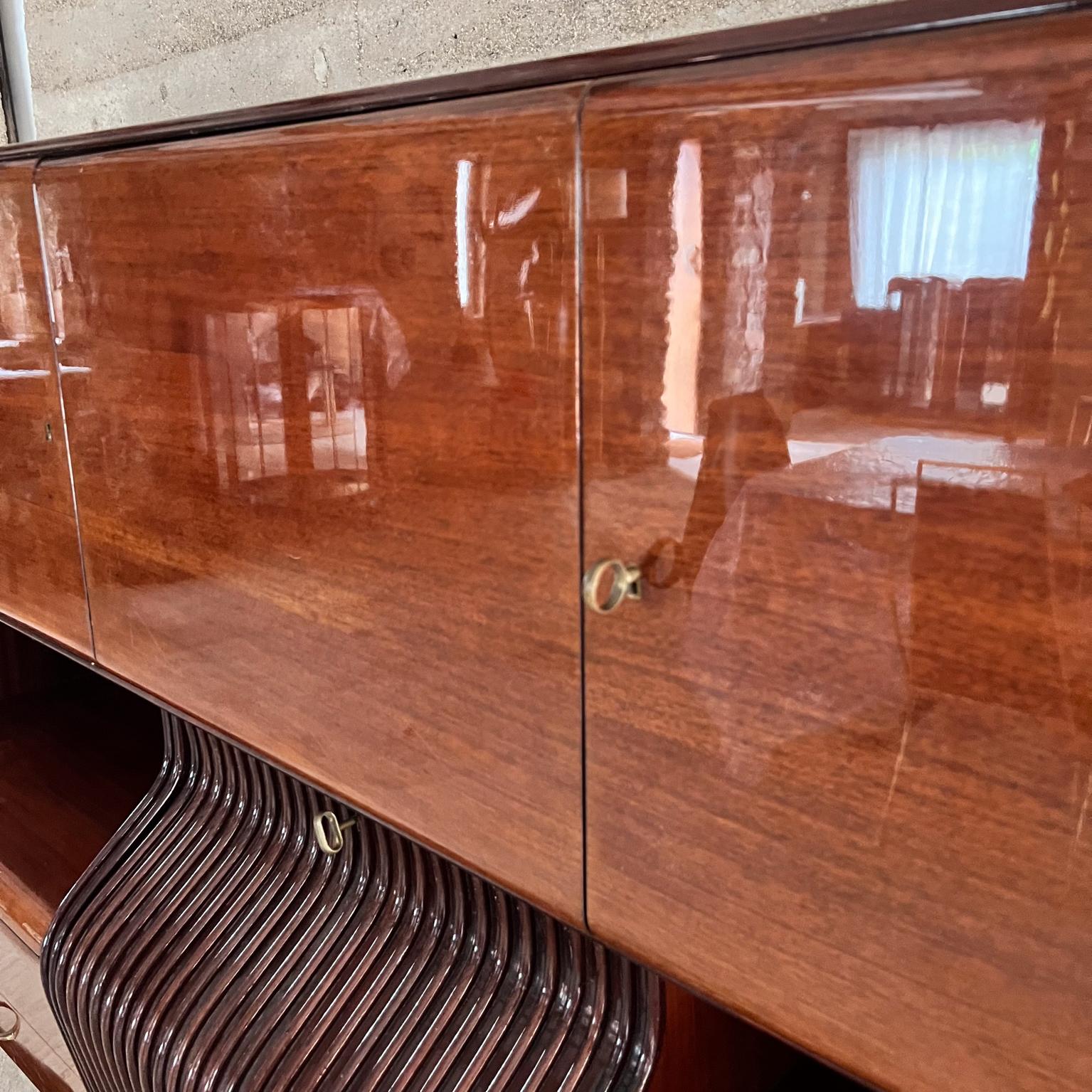1950s Osvaldo Borsani Palo de rosa Credenza Mueble bar Italia en venta 13
