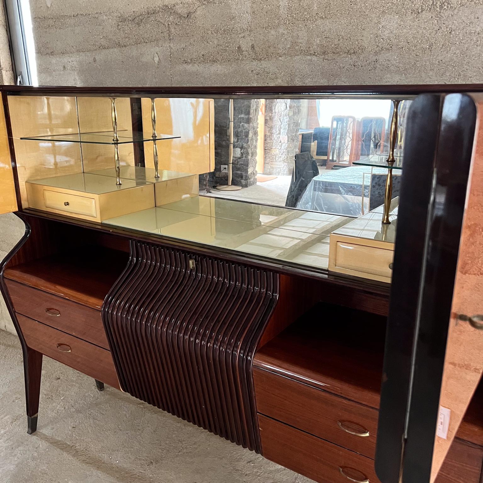 1950s Osvaldo Borsani Palo de rosa Credenza Mueble bar Italia Moderno de mediados de siglo en venta