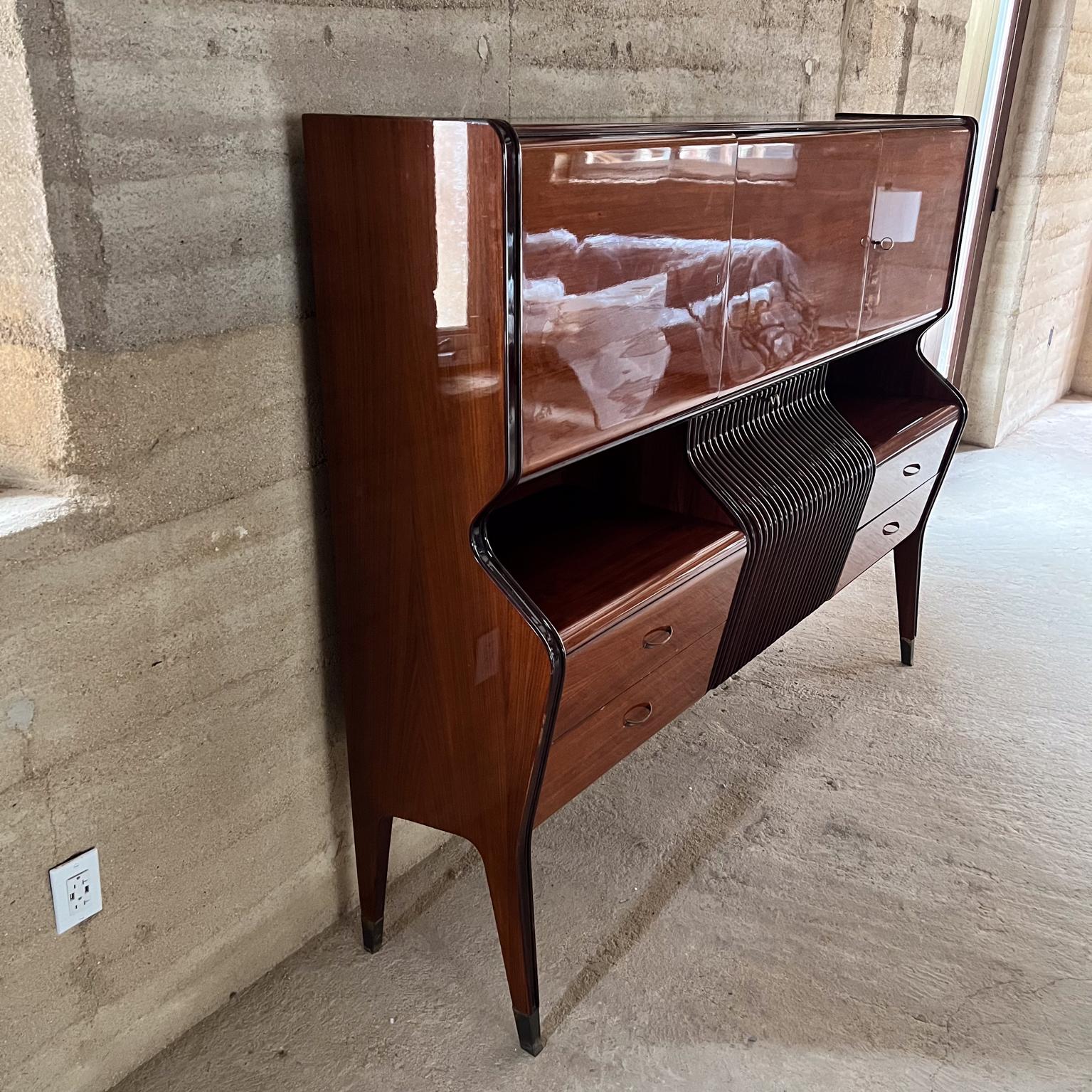 1950s Osvaldo Borsani Palo de rosa Credenza Mueble bar Italia Italiano en venta