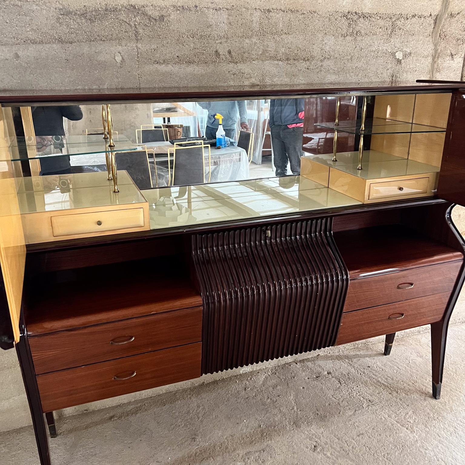 1950s Osvaldo Borsani Palo de rosa Credenza Mueble bar Italia en Bueno estado para la venta en Chula Vista, CA