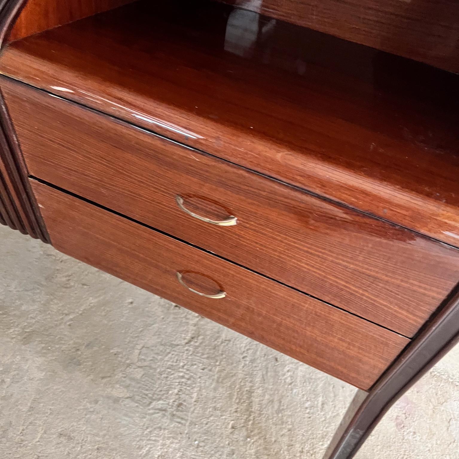 1950s Osvaldo Borsani Palo de rosa Credenza Mueble bar Italia mediados del siglo XX en venta