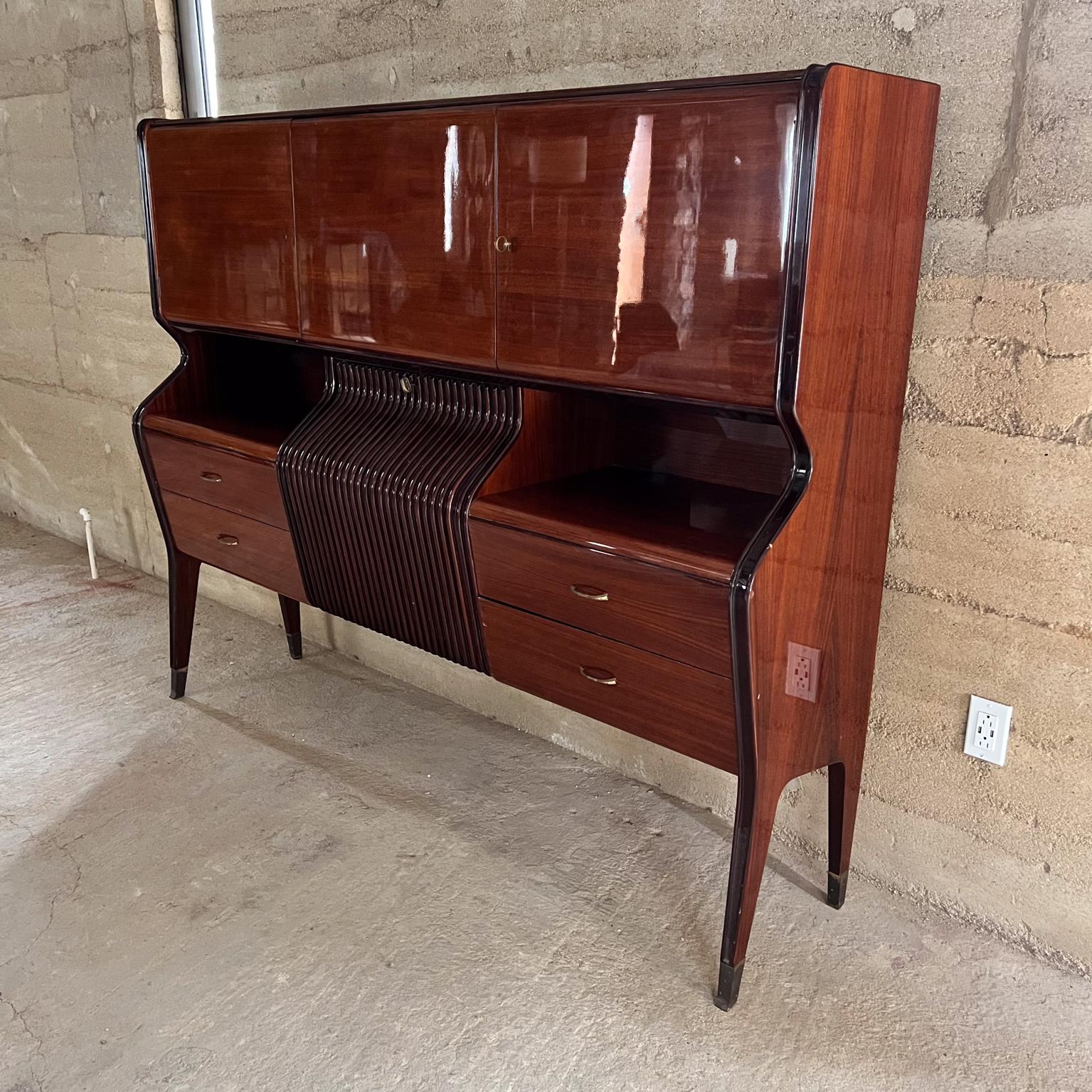 1950s Osvaldo Borsani Palo de rosa Credenza Mueble bar Italia Latón en venta