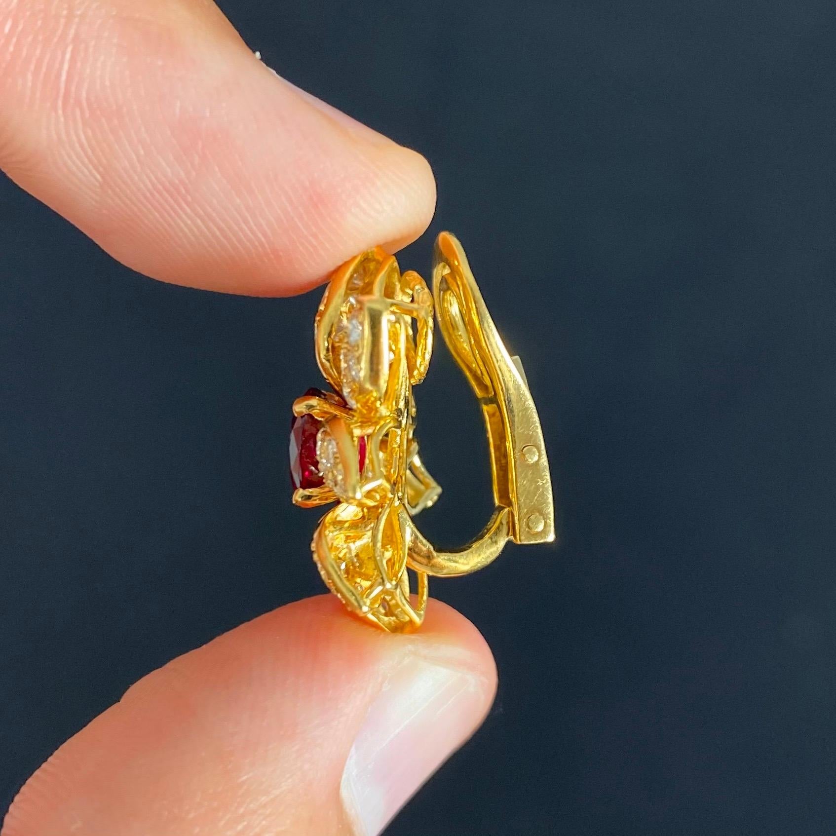 1950er Jahre Oval Rubin Runder Brillant Diamant Blume Clip-Ohrringe Gelbgold Französisch im Angebot 4