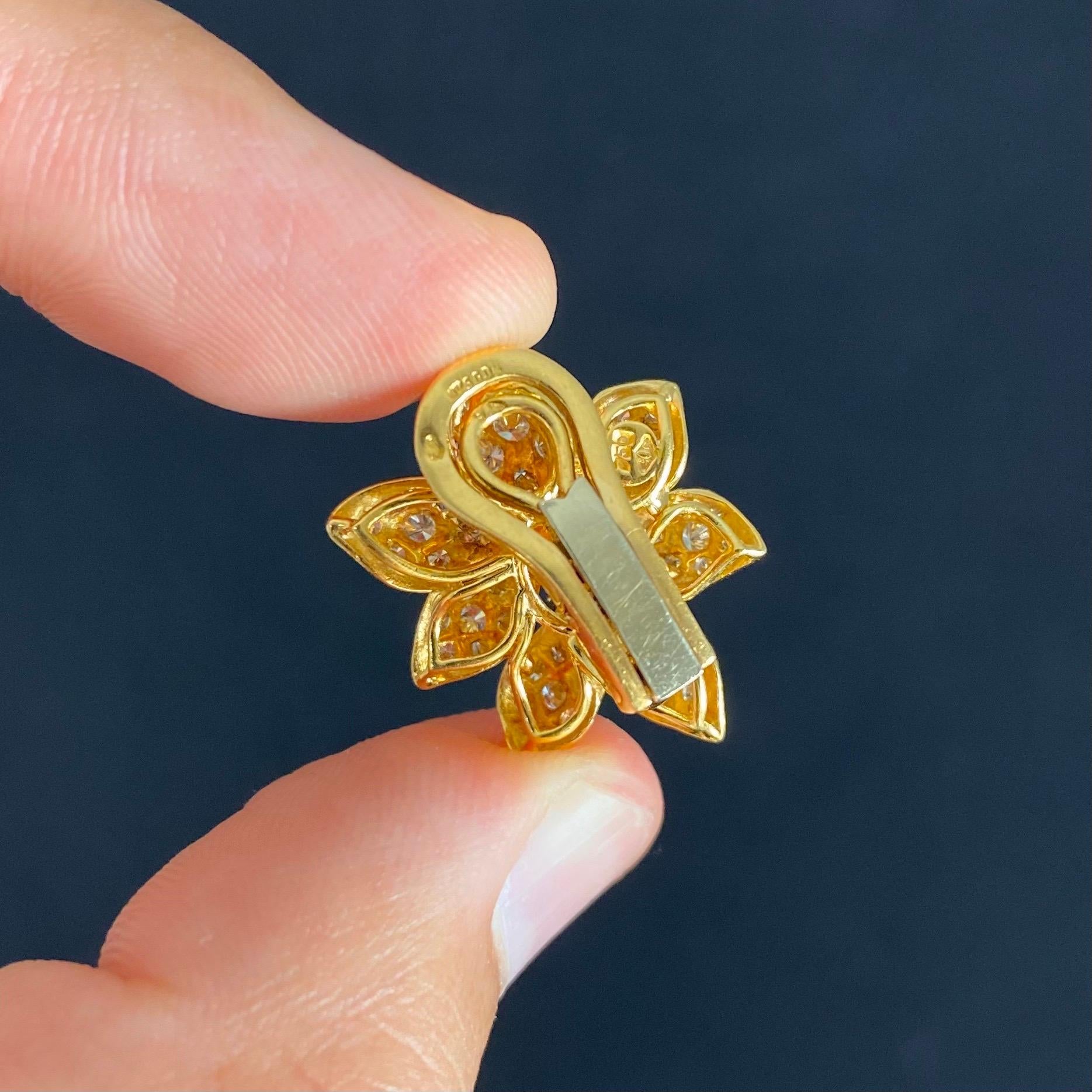 1950er Jahre Oval Rubin Runder Brillant Diamant Blume Clip-Ohrringe Gelbgold Französisch im Angebot 5