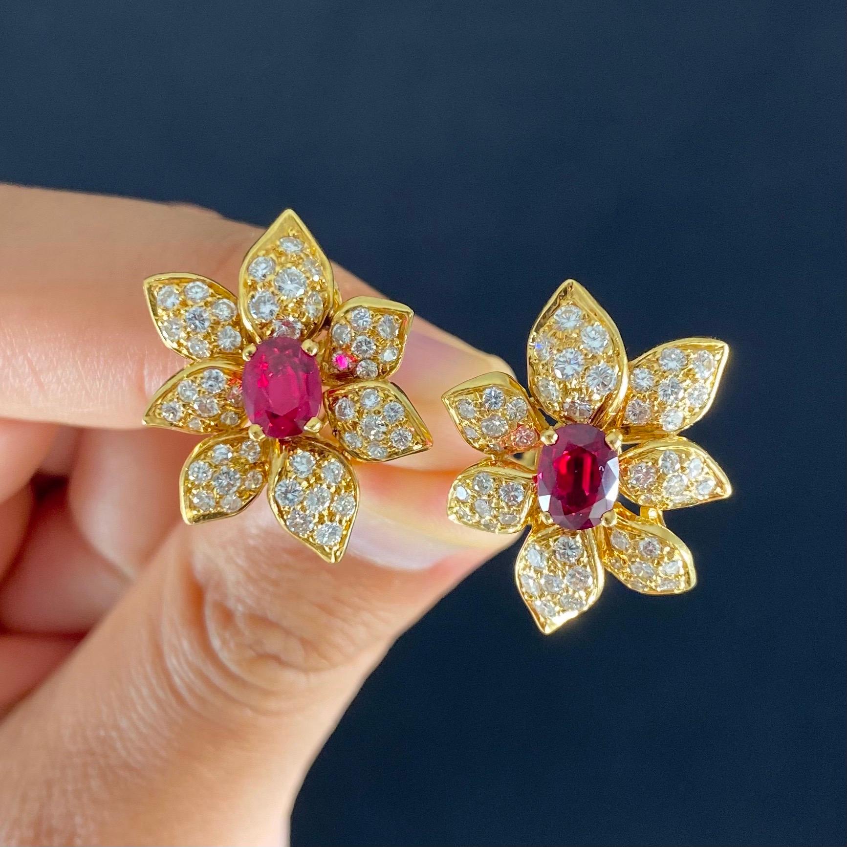 1950s Oval Ruby Round Brilliant Diamond Flower Clip Earrings Yellow Gold French In Good Condition For Sale In Lisbon, PT