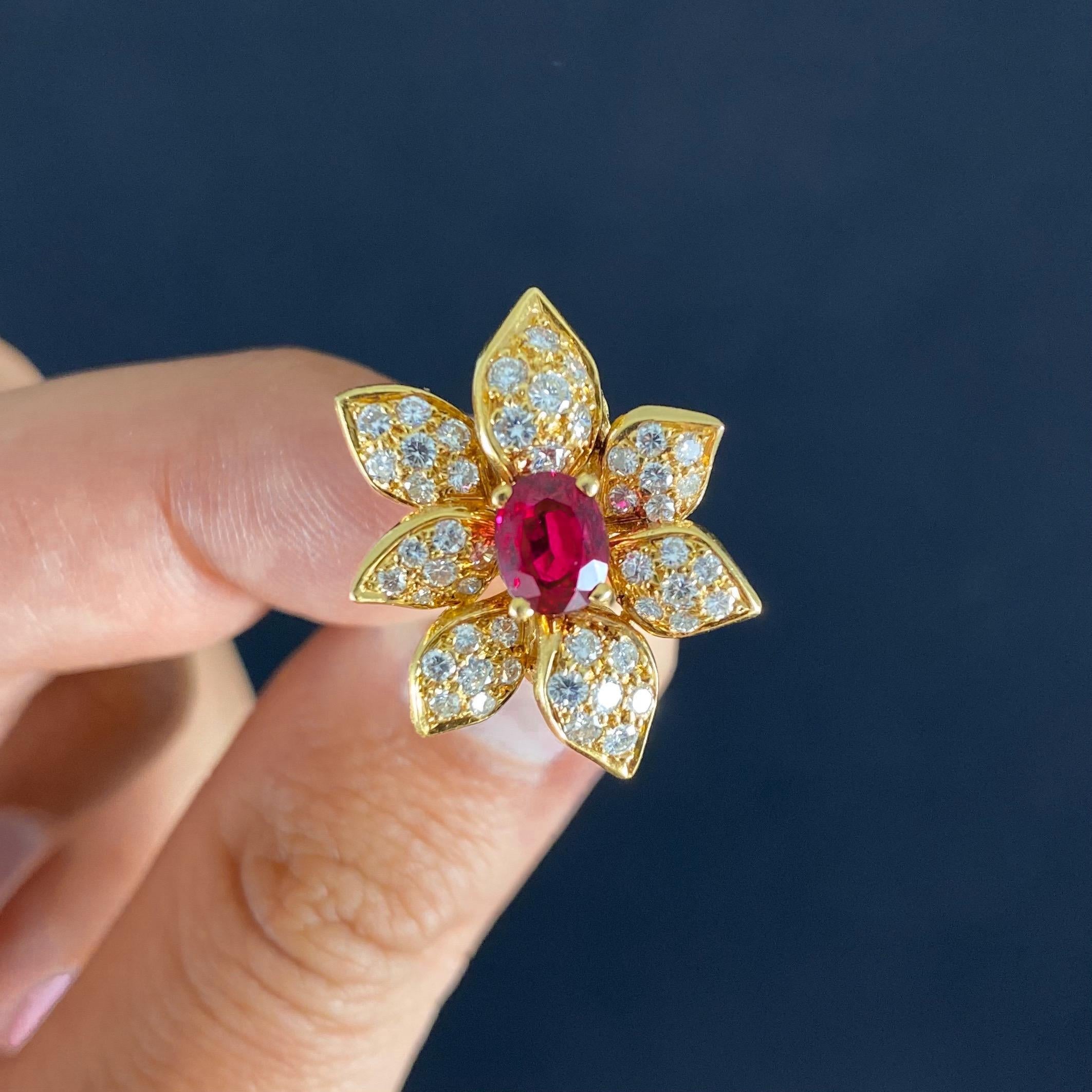 1950er Jahre Oval Rubin Runder Brillant Diamant Blume Clip-Ohrringe Gelbgold Französisch im Angebot 2