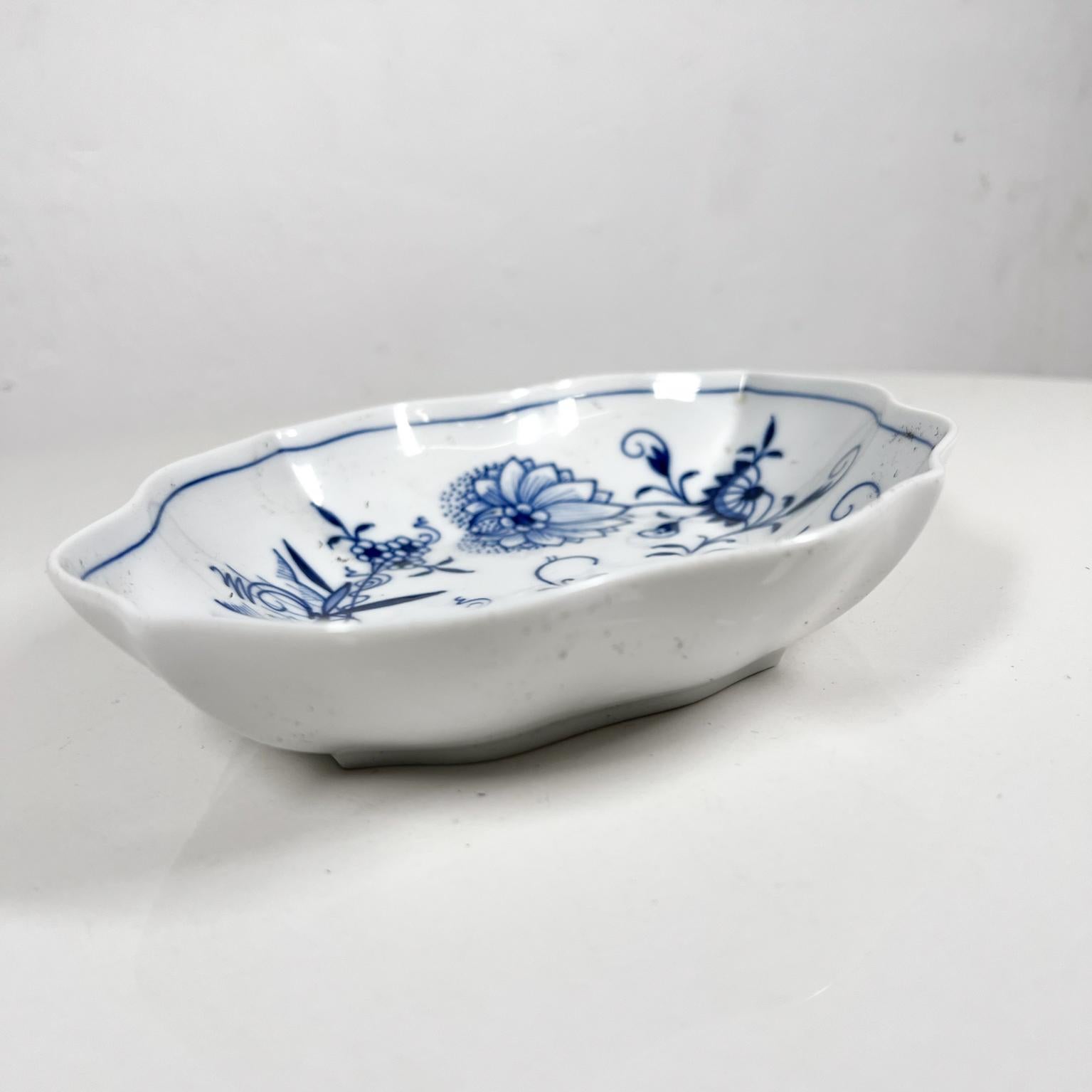 1950s Oval Tray Pickle Dish Radiant Blue Onion Meissen Zwiebelmuster In Good Condition In Chula Vista, CA