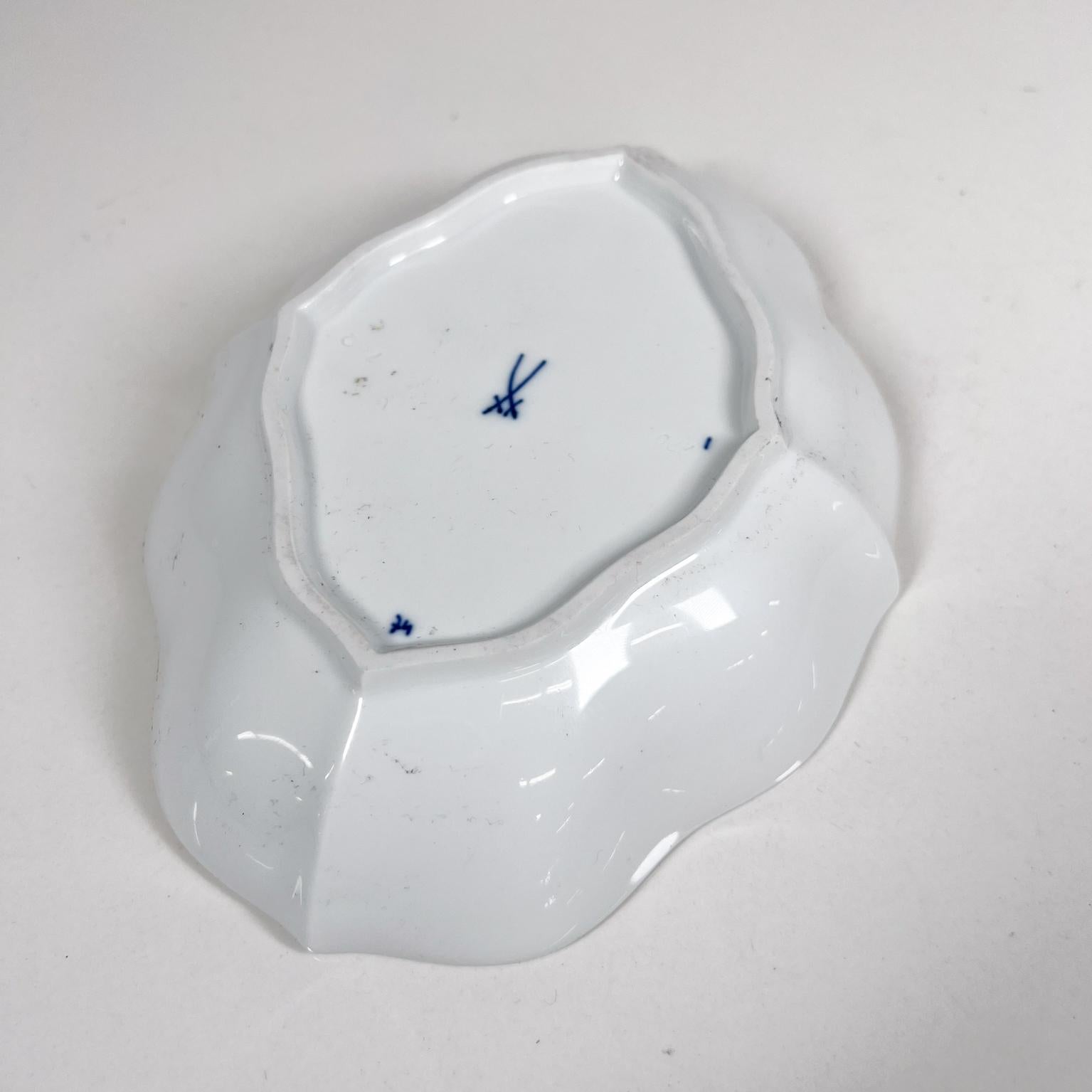 Mid-20th Century 1950s Oval Tray Pickle Dish Radiant Blue Onion Meissen Zwiebelmuster