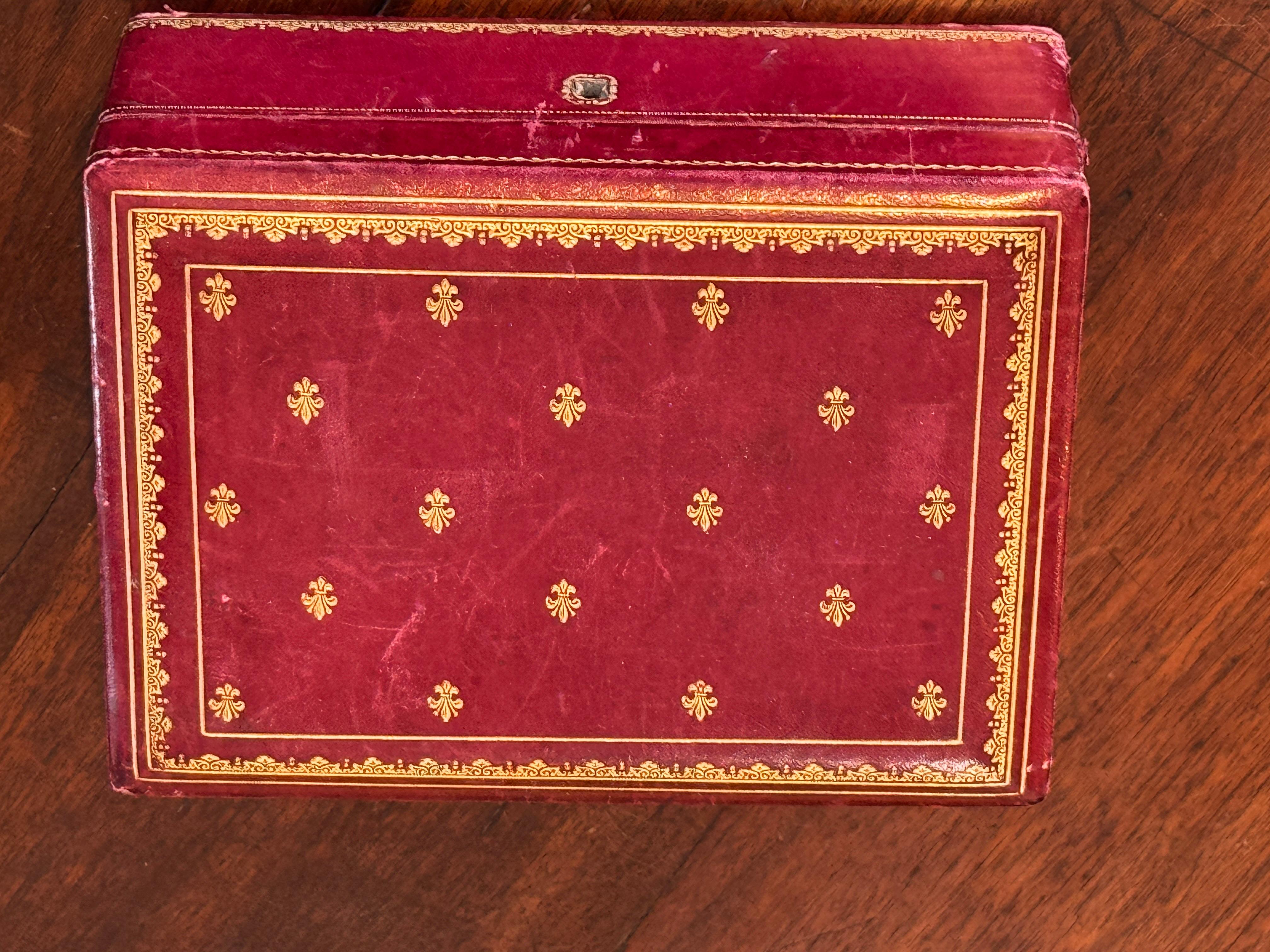 Boîte à bijoux en cuir sang-de-bœuf des années 1950 Bon état - En vente à Charlottesville, VA