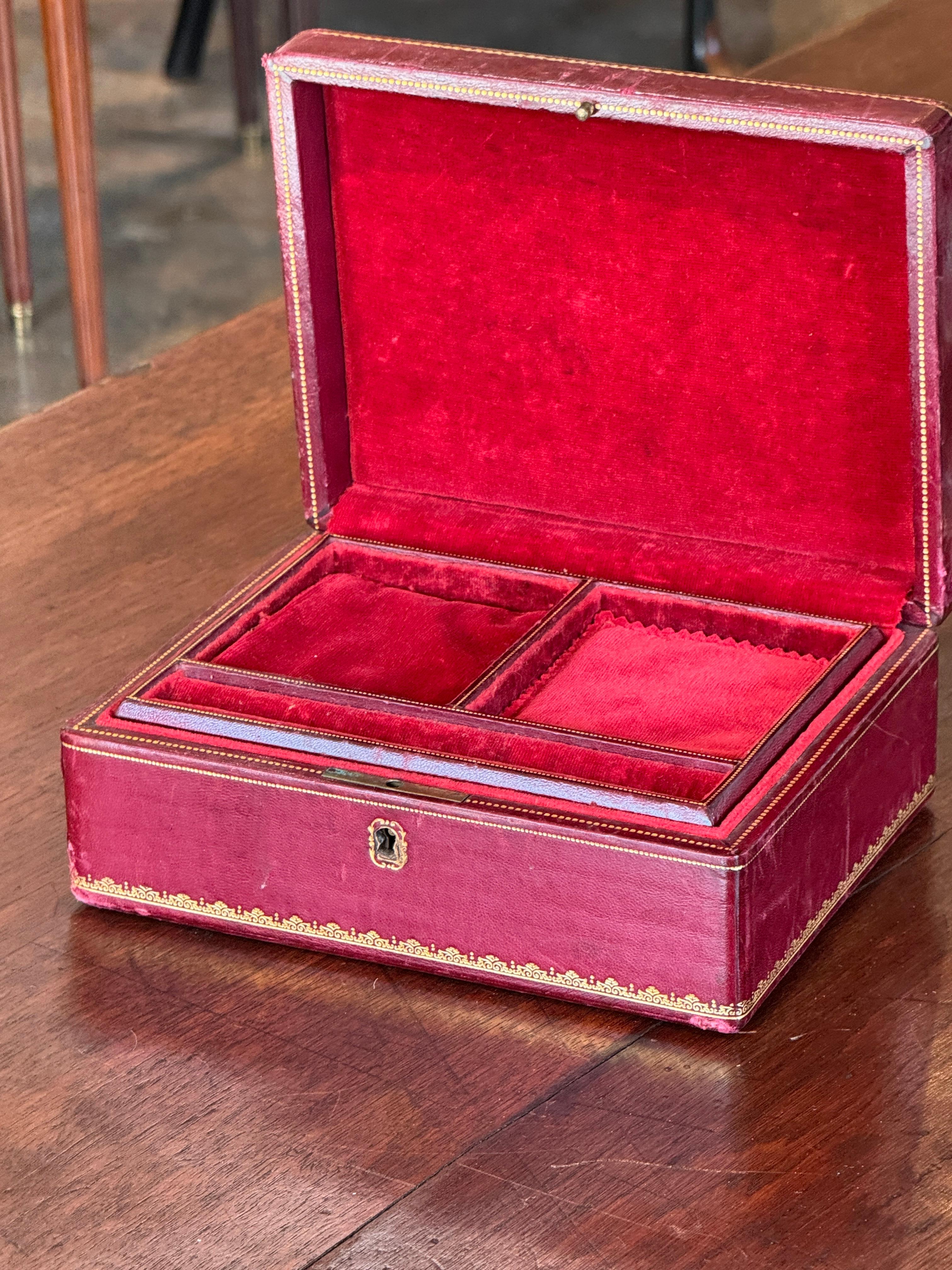 Milieu du XXe siècle Boîte à bijoux en cuir sang-de-bœuf des années 1950 en vente