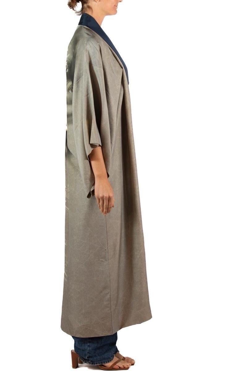 1950S Oyster Grey & Navy Silk Hand-Painted Tiger Robe In Excellent Condition For Sale In New York, NY