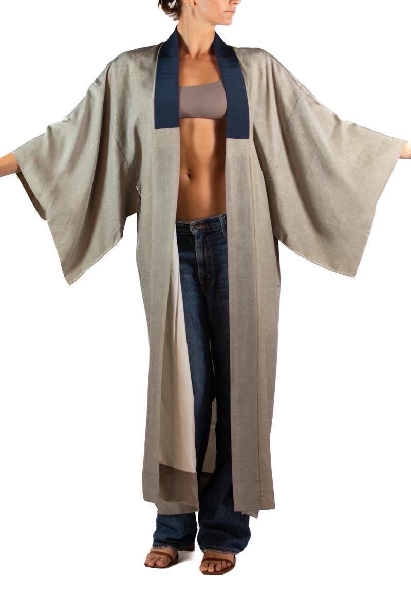 1950S Oyster Grey & Navy Silk Hand-Painted Tiger Robe For Sale 1
