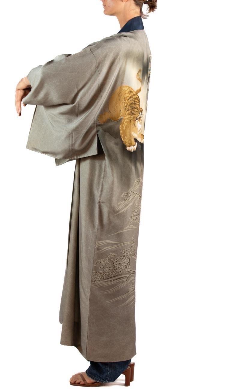 1950S Oyster Grey & Navy Silk Hand-Painted Tiger Robe For Sale 2