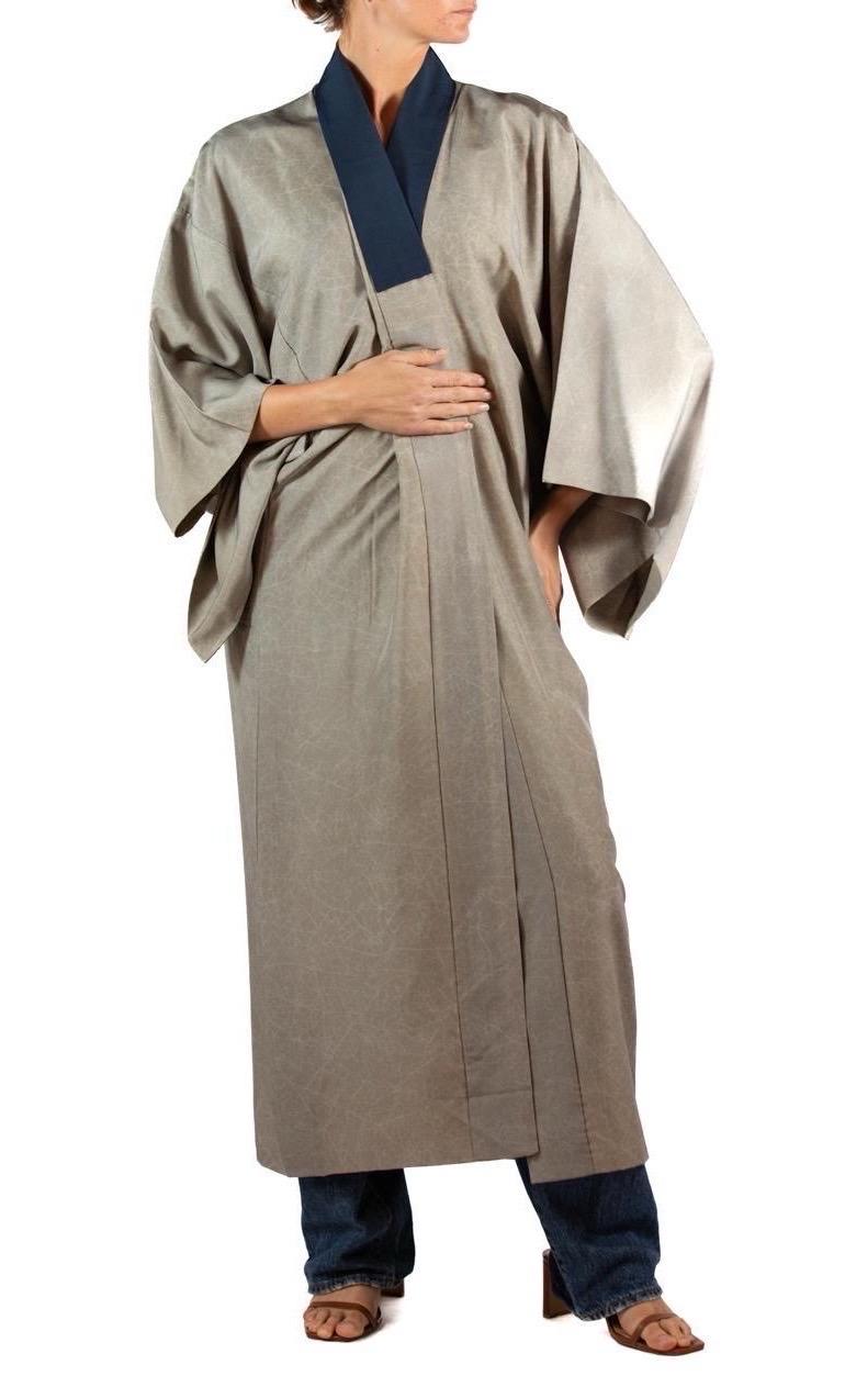 1950S Oyster Grey & Navy Silk Hand-Painted Tiger Robe For Sale 3