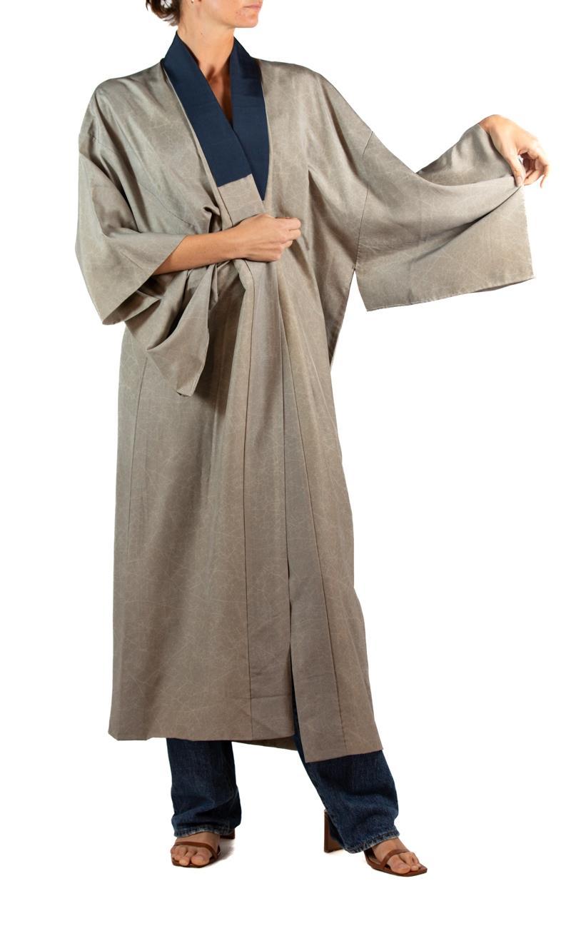 1950S Oyster Grey & Navy Silk Hand-Painted Tiger Robe For Sale 4