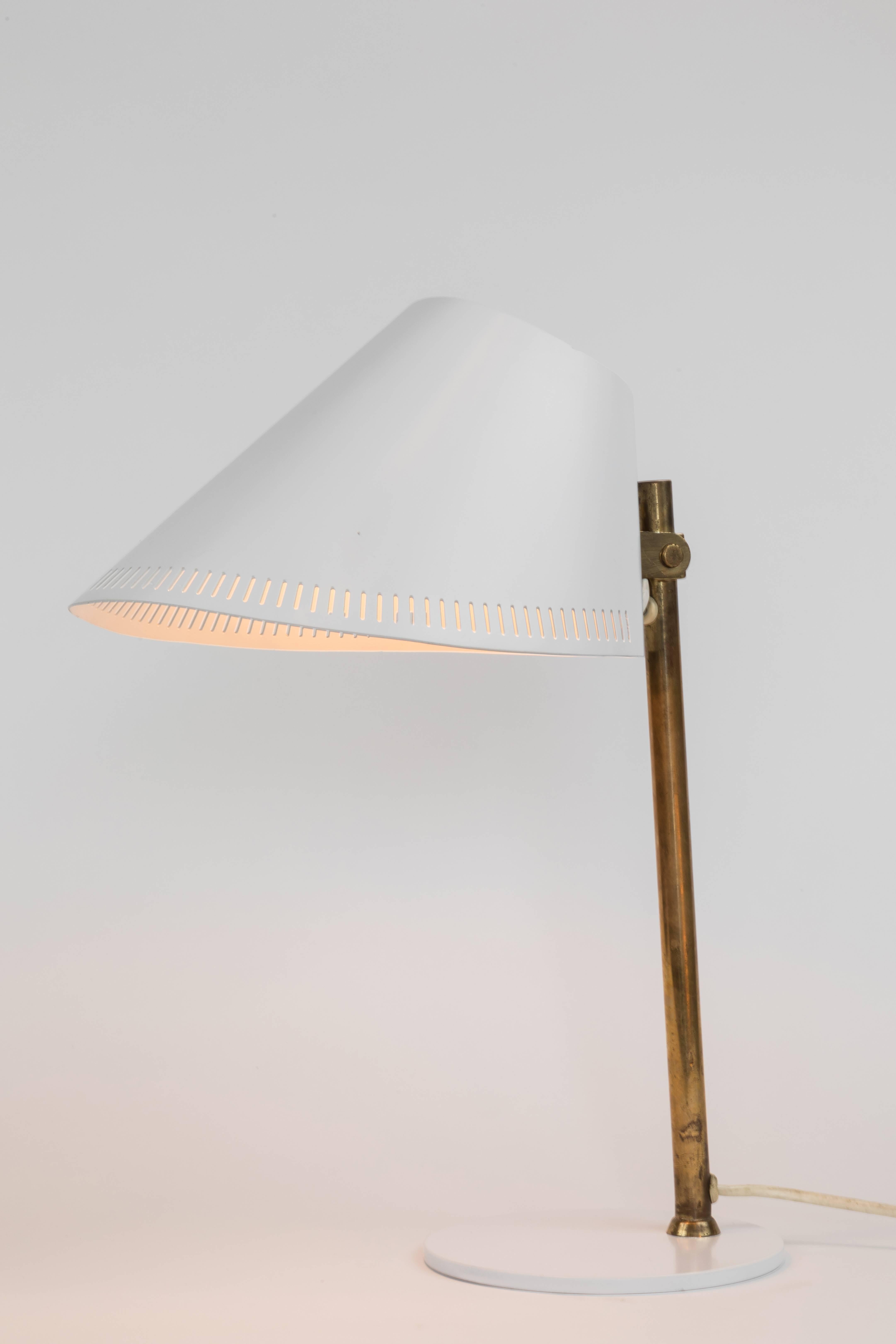 1950s Paavo Tynell 9227 table lamp for Idman. An increasingly rare design from a highly collectible Finnish design icon executed in brass and white aluminum and metal. Retain original Idman manufacturer's stamp.

Not UL listed, but recommended UL