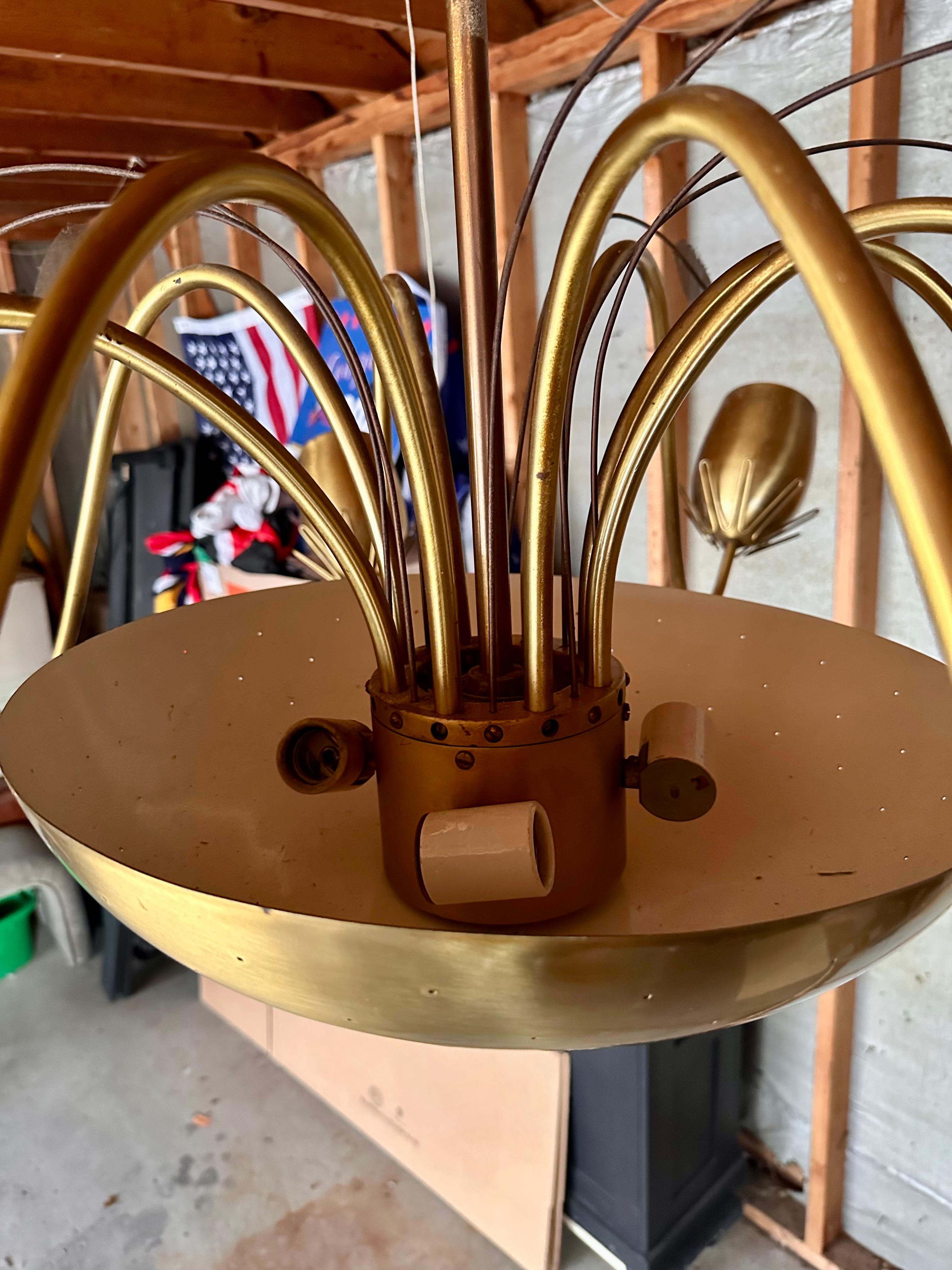 1950 Paavo Tynell pour Lightolier Lustre à huit lumières en laiton Tulip Bon état - En vente à Farmington Hills, MI