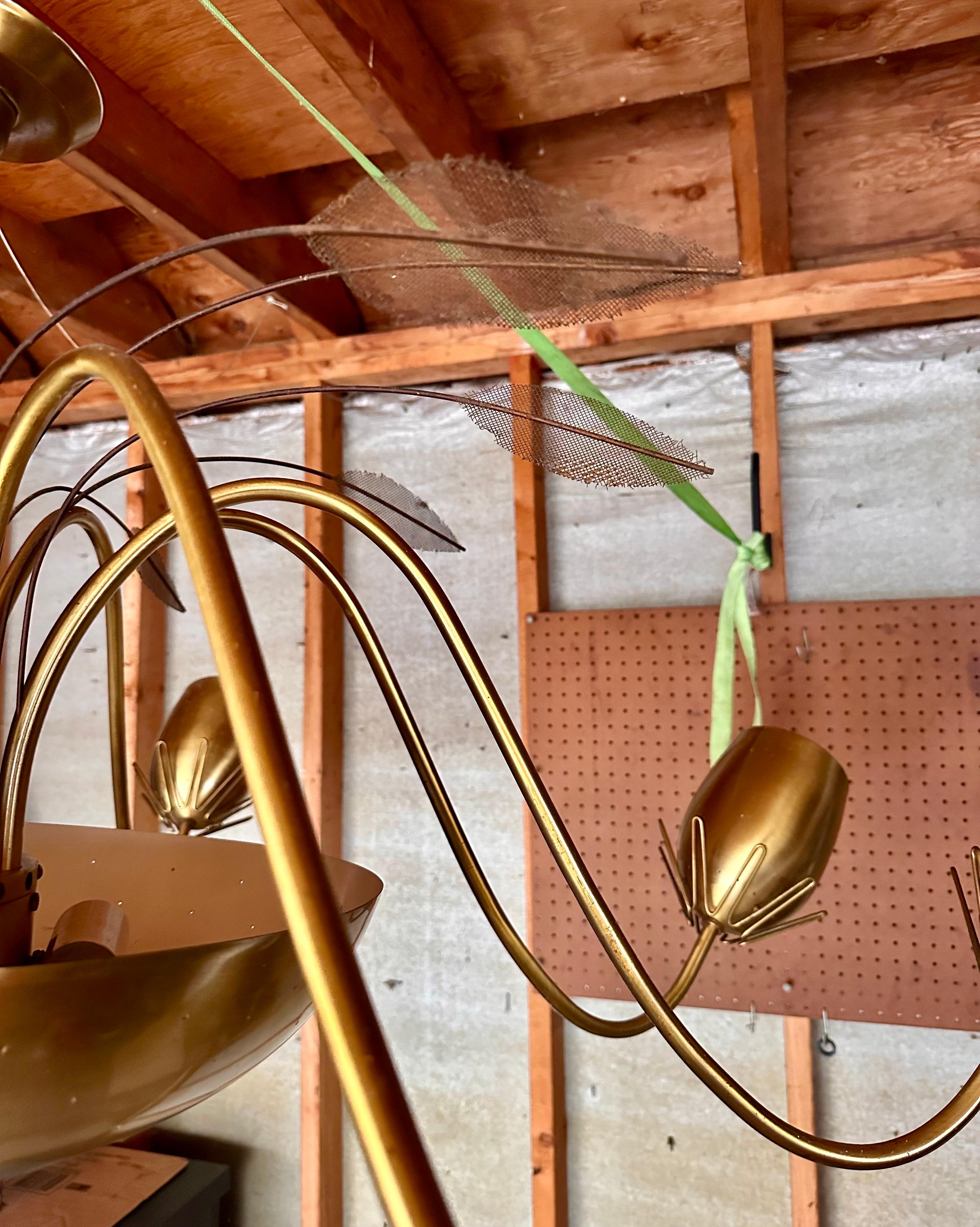 Métal 1950 Paavo Tynell pour Lightolier Lustre à huit lumières en laiton Tulip en vente