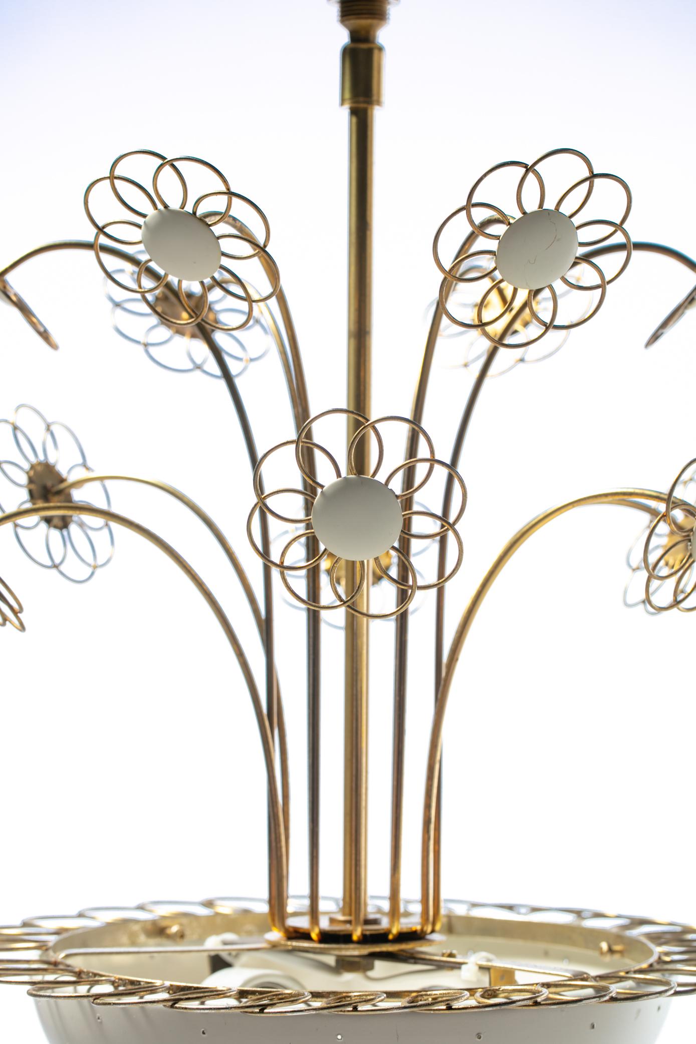 1950s Paavo Tynell Style Blooming Brass & White Daisies Chandelier by Lightolier In Good Condition For Sale In Saint Louis, MO