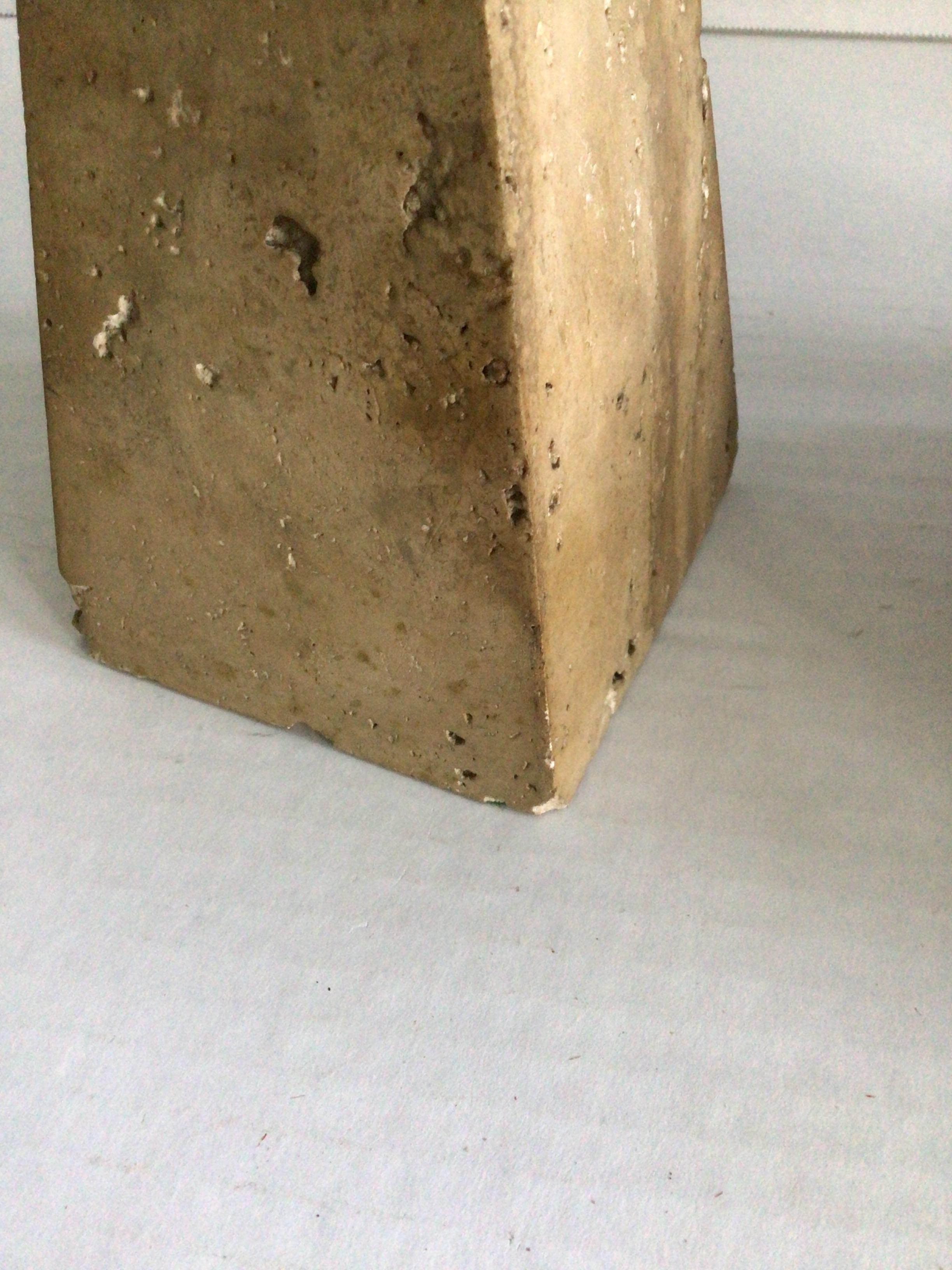 Fossile a testa d'ariete in ceramica dipinta del 1950 su base di travertino in vendita 4