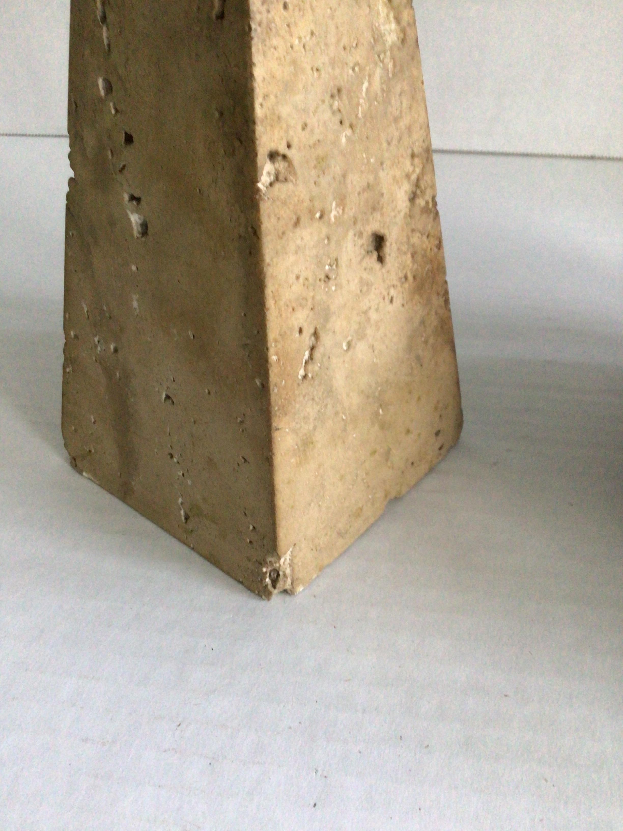 Fossile a testa d'ariete in ceramica dipinta del 1950 su base di travertino in vendita 5