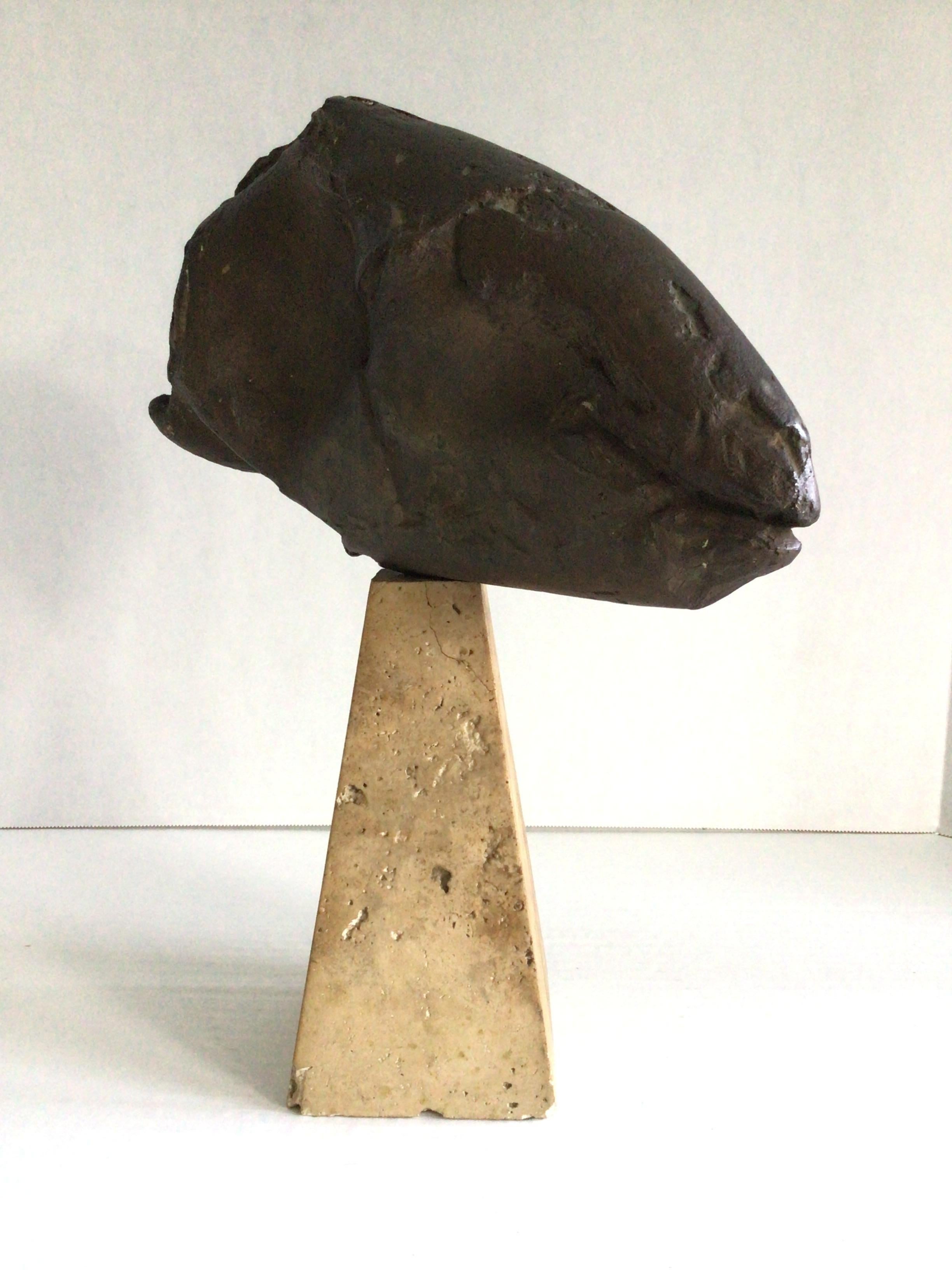 Fatto a mano Fossile a testa d'ariete in ceramica dipinta del 1950 su base di travertino in vendita