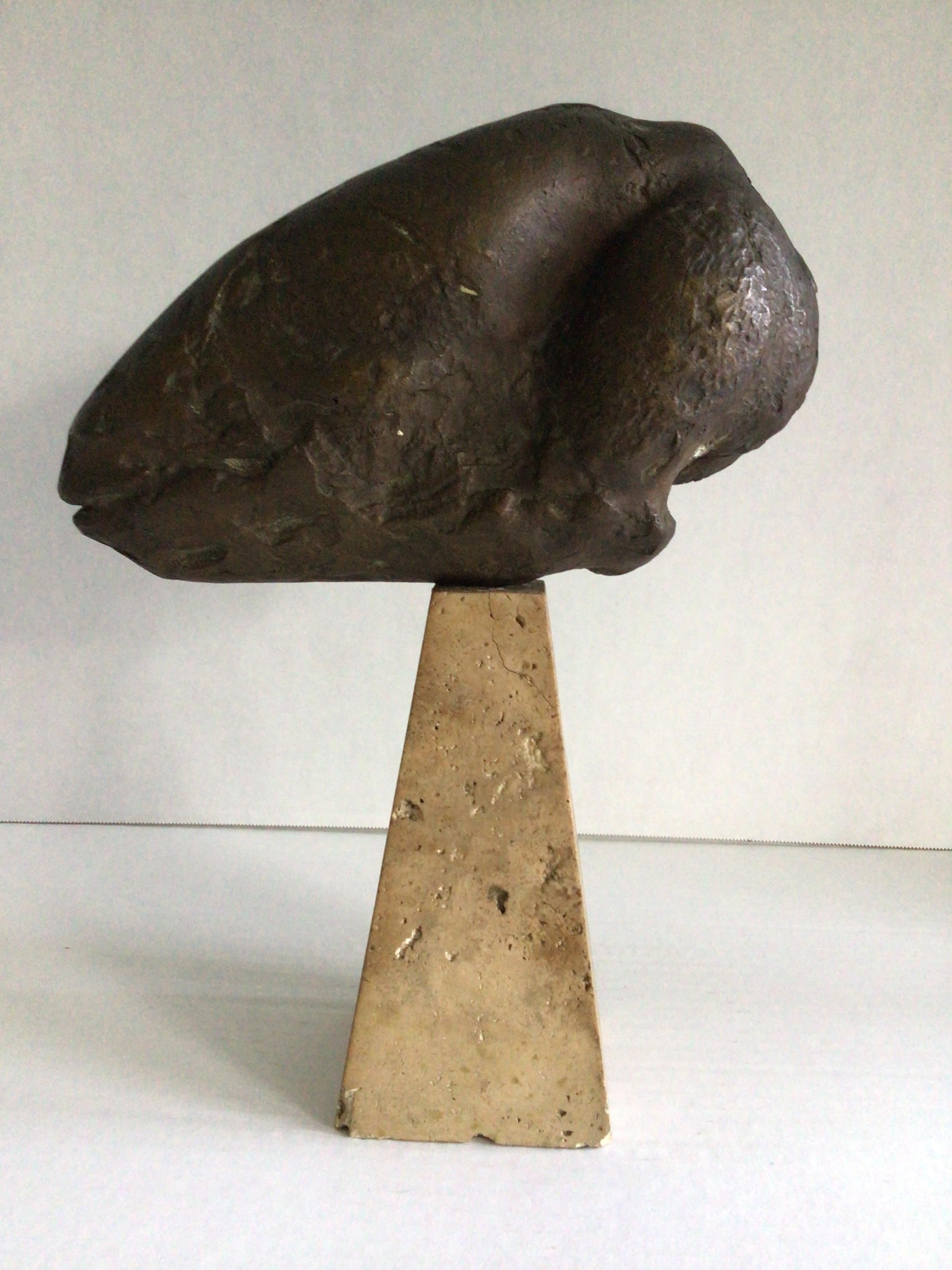 Fossile a testa d'ariete in ceramica dipinta del 1950 su base di travertino In condizioni buone in vendita a Tarrytown, NY