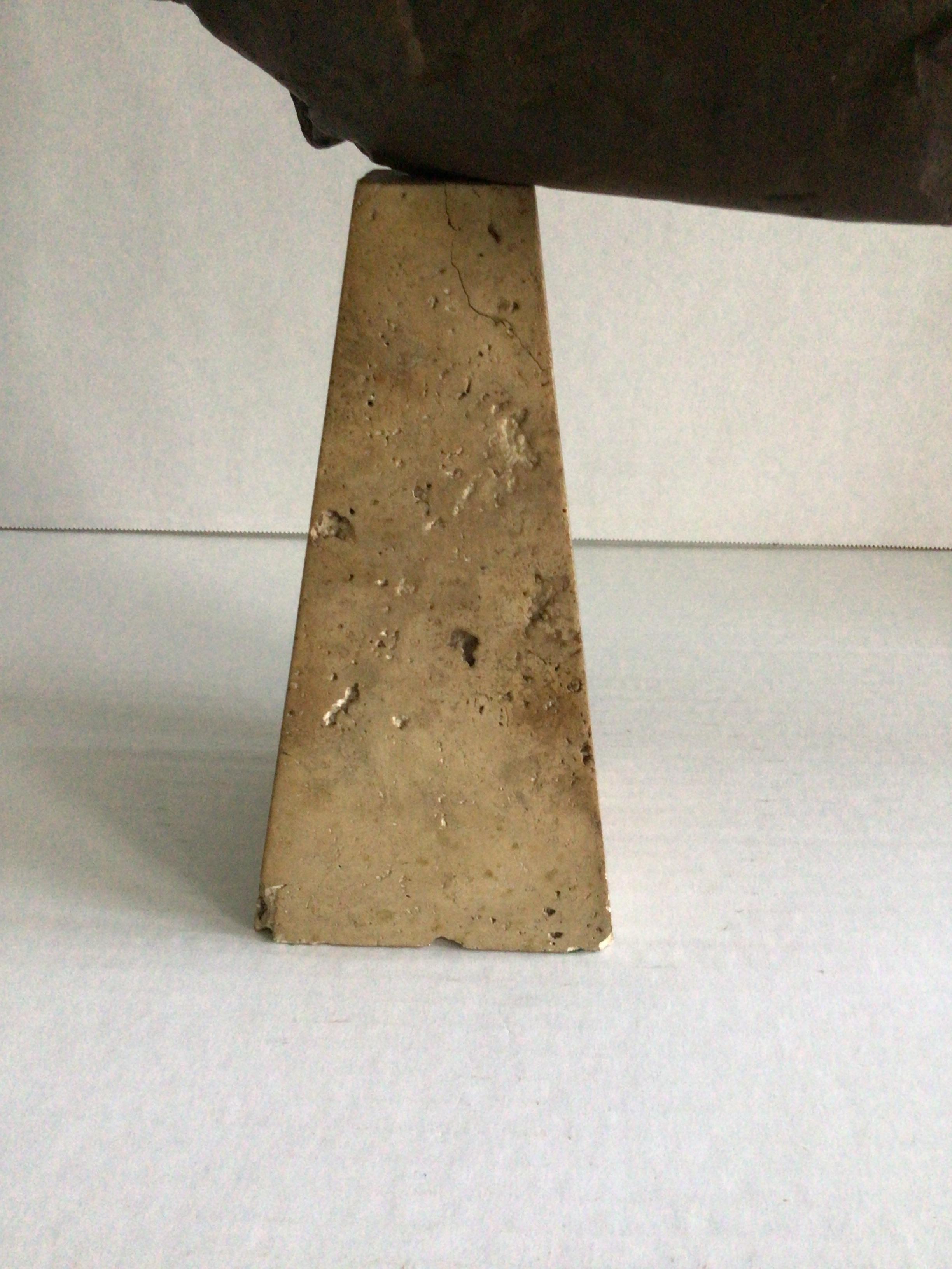 Fossile a testa d'ariete in ceramica dipinta del 1950 su base di travertino in vendita 3