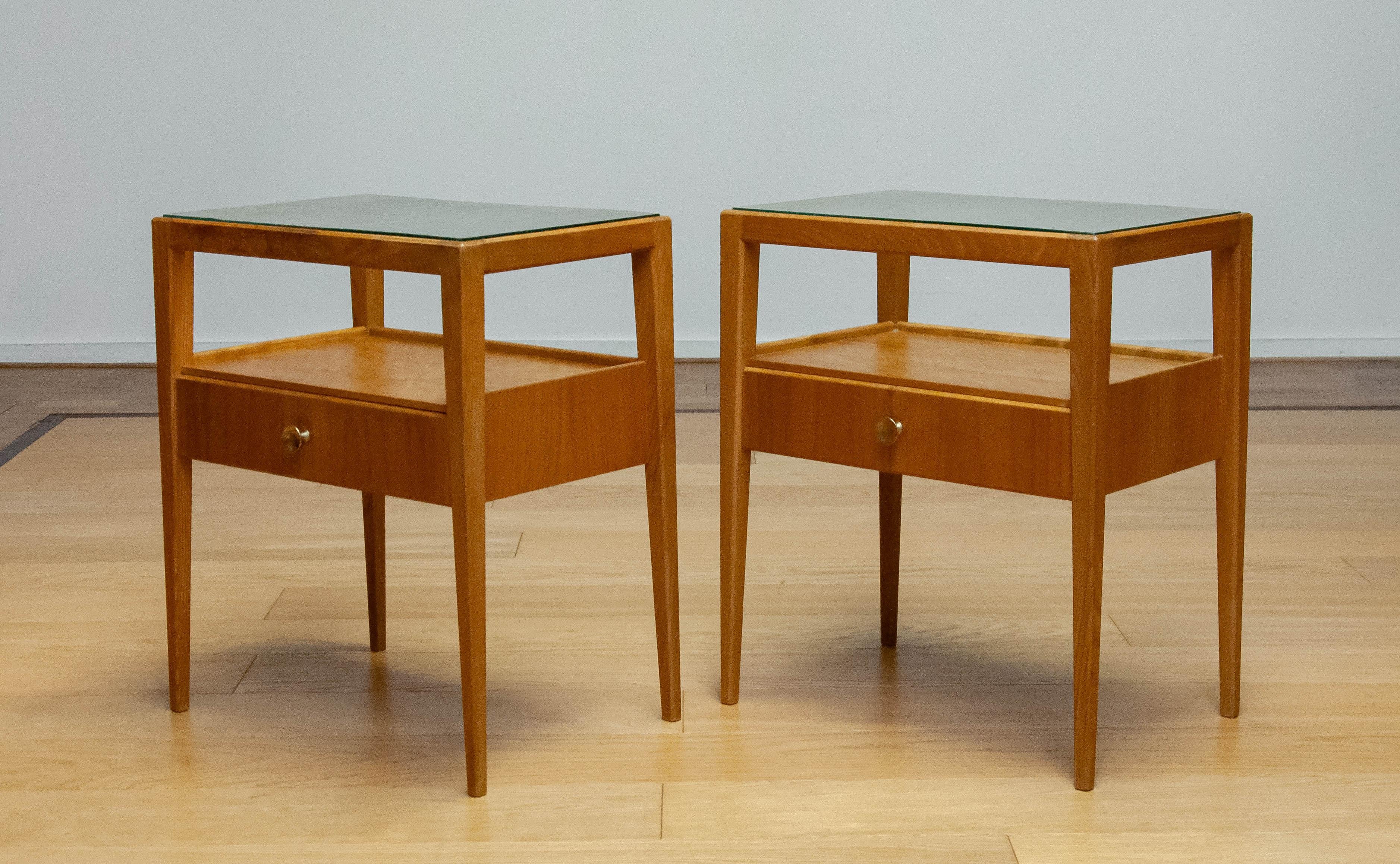 1950s Pair Bedside Tables In Elm With Glass Top By Carl-Axel Acking For Bodafors In Good Condition For Sale In Silvolde, Gelderland