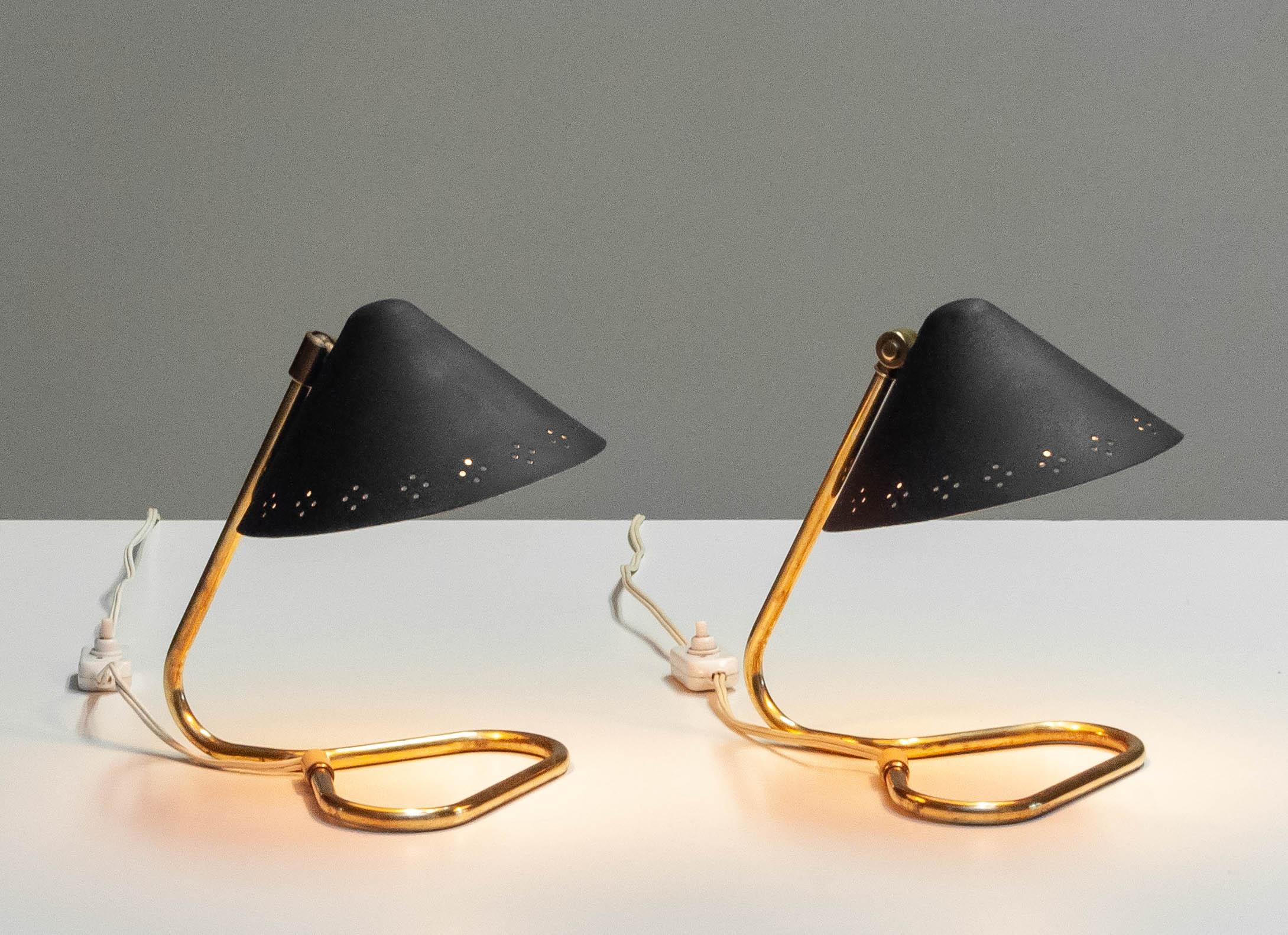Mid-Century Modern 1950s Pair Black With Brass 'Model GK14' Table Lamps By Erik Wärnå For Gnosjö For Sale