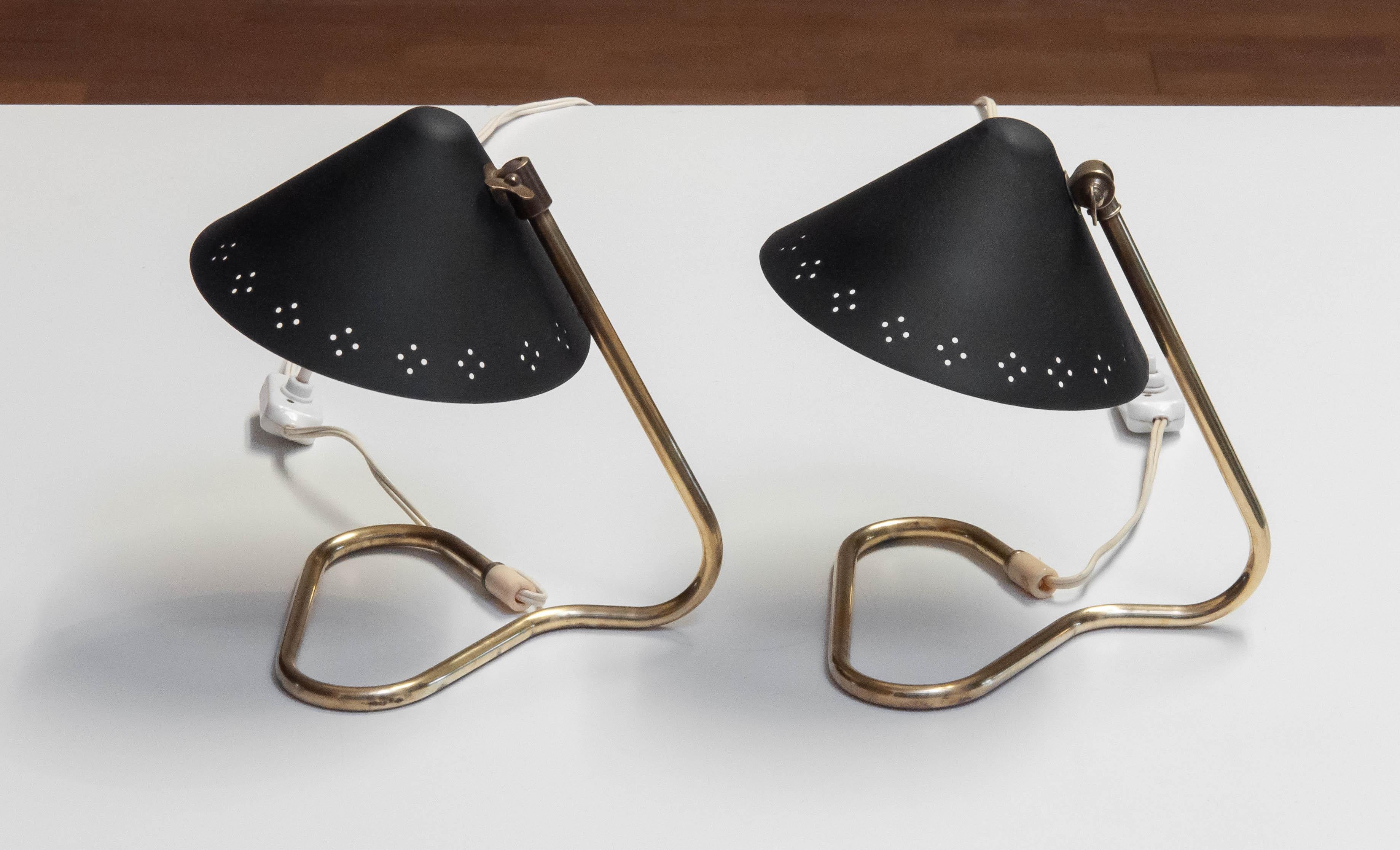 1950s Pair Black With Brass 'Model GK14' Table Lamps By Erik Wärnå For Gnosjö For Sale 2