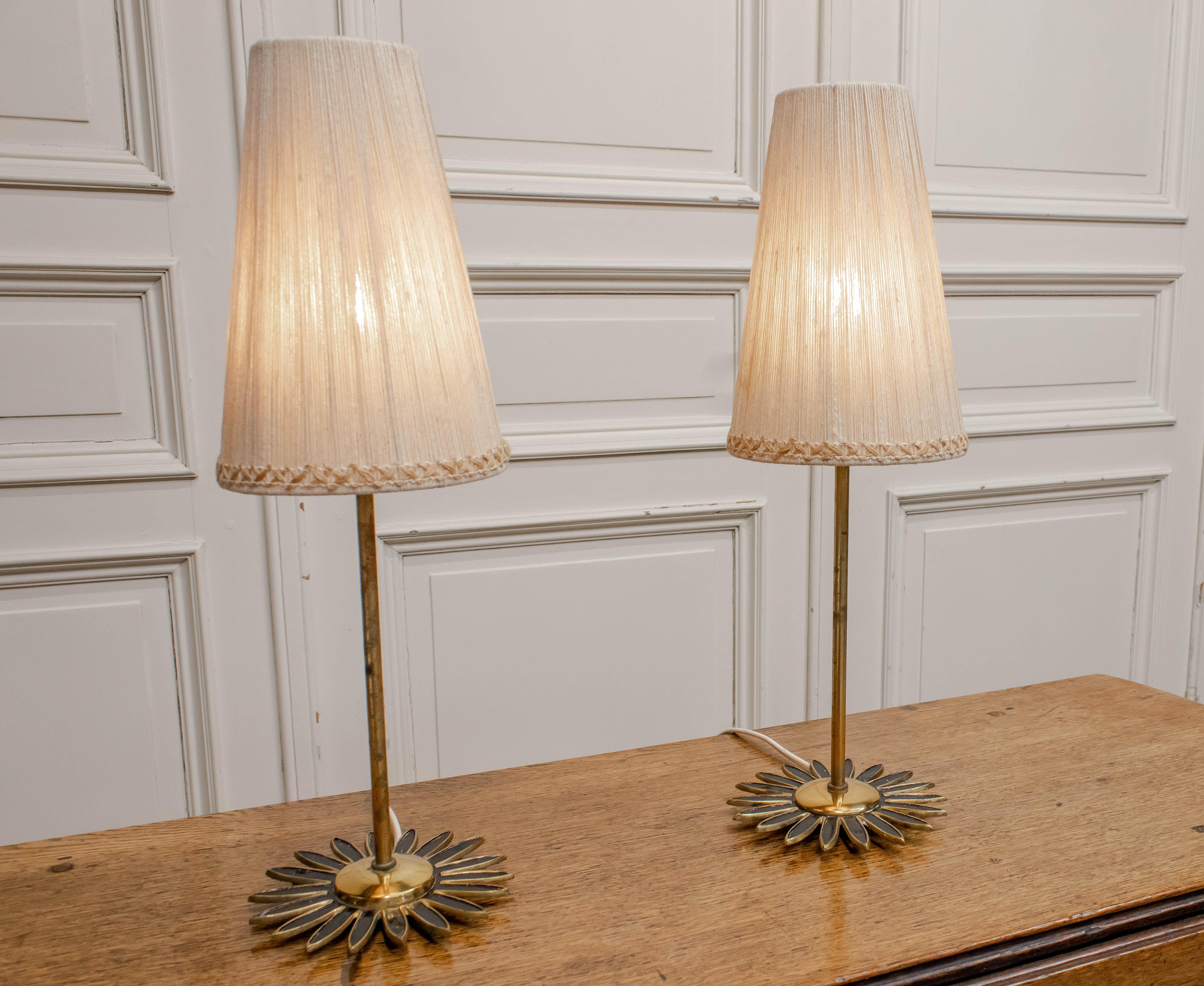 1950s, Pair Brass Sun Burst Table / Mantelpiece Lamps With Linen Shades (Moderne der Mitte des Jahrhunderts) im Angebot