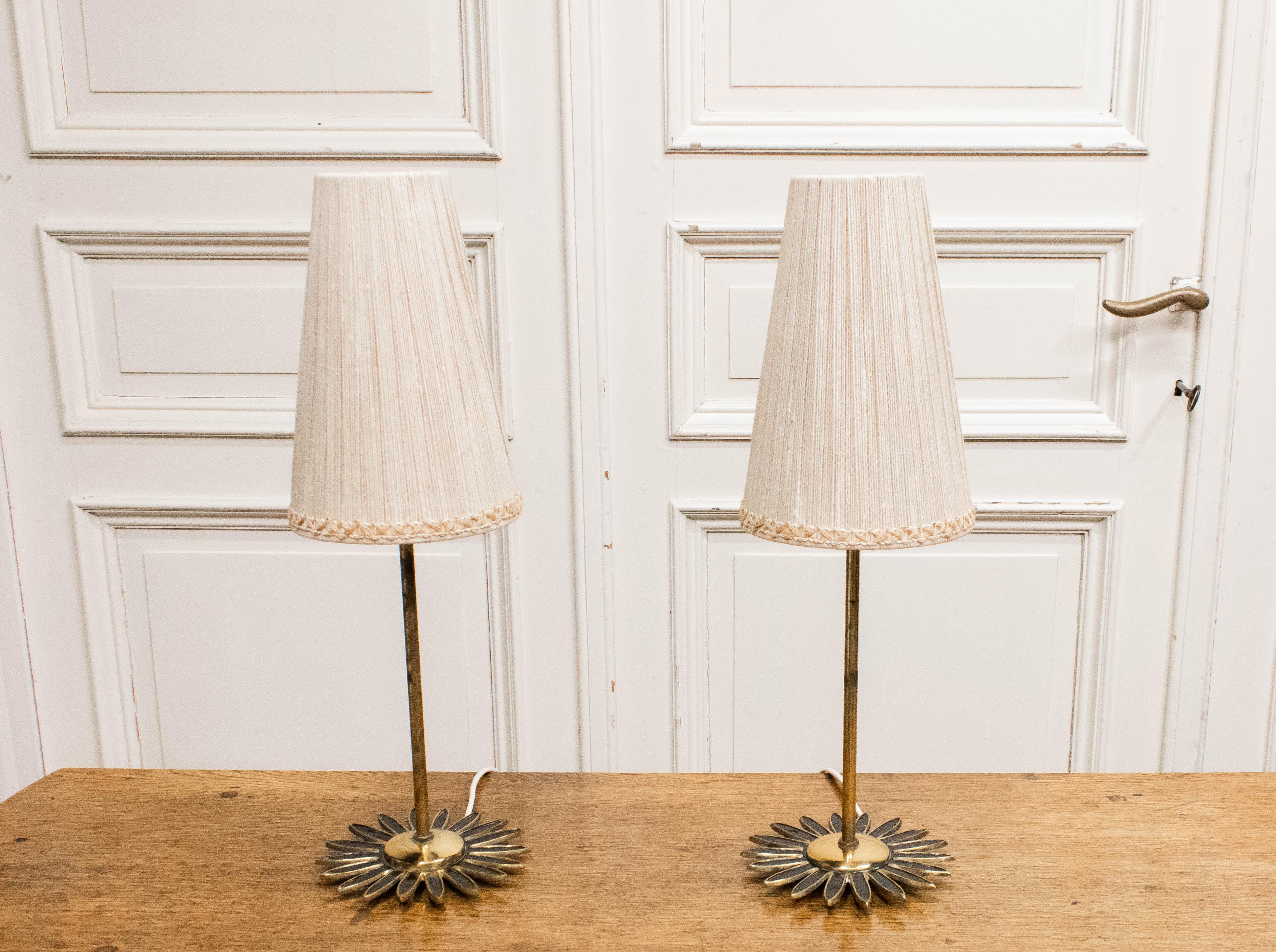 1950s, Pair Brass Sun Burst Table / Mantelpiece Lamps With Linen Shades (Schwedisch) im Angebot