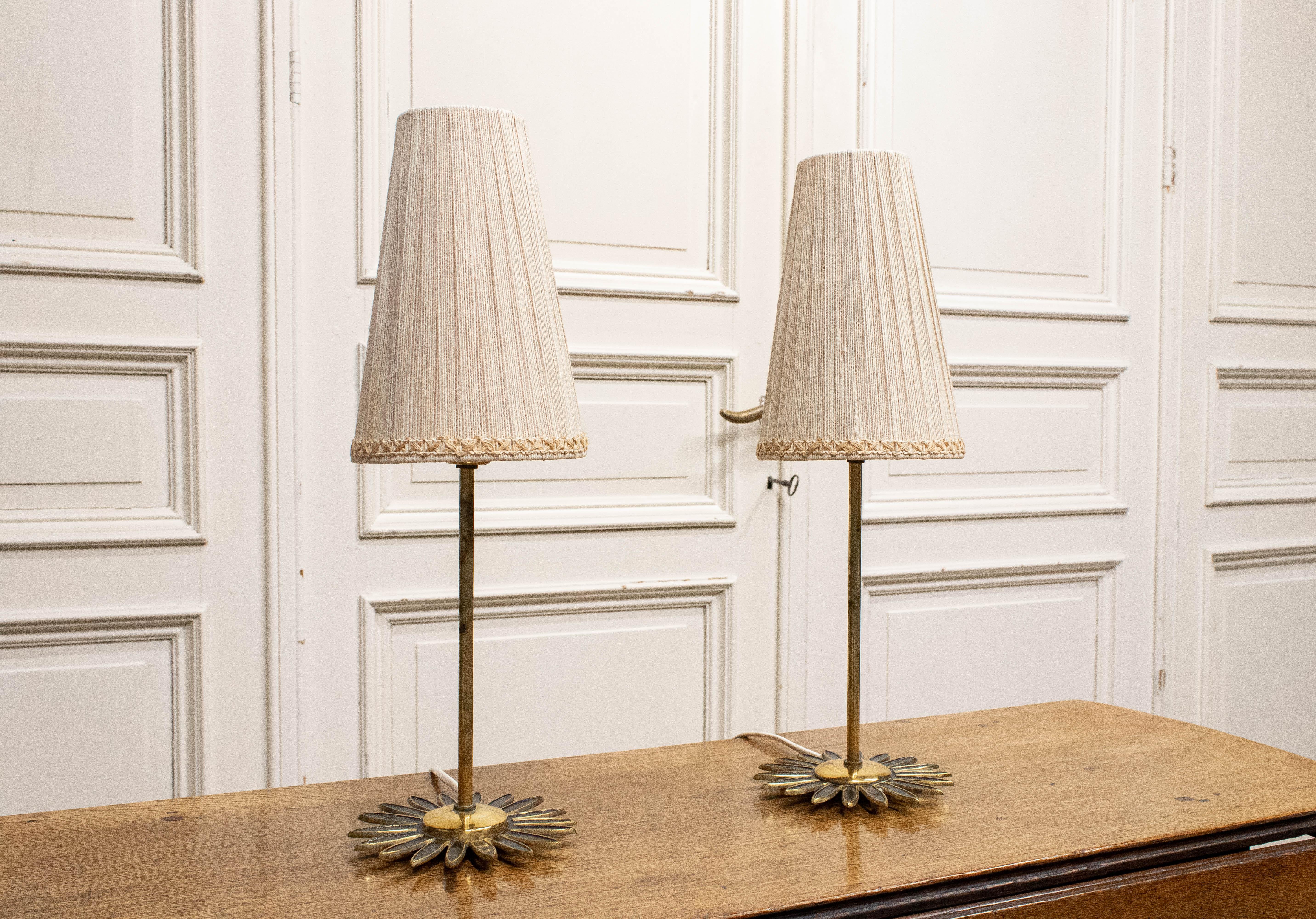 1950s, Pair Brass Sun Burst Table / Mantelpiece Lamps With Linen Shades (Mitte des 20. Jahrhunderts) im Angebot
