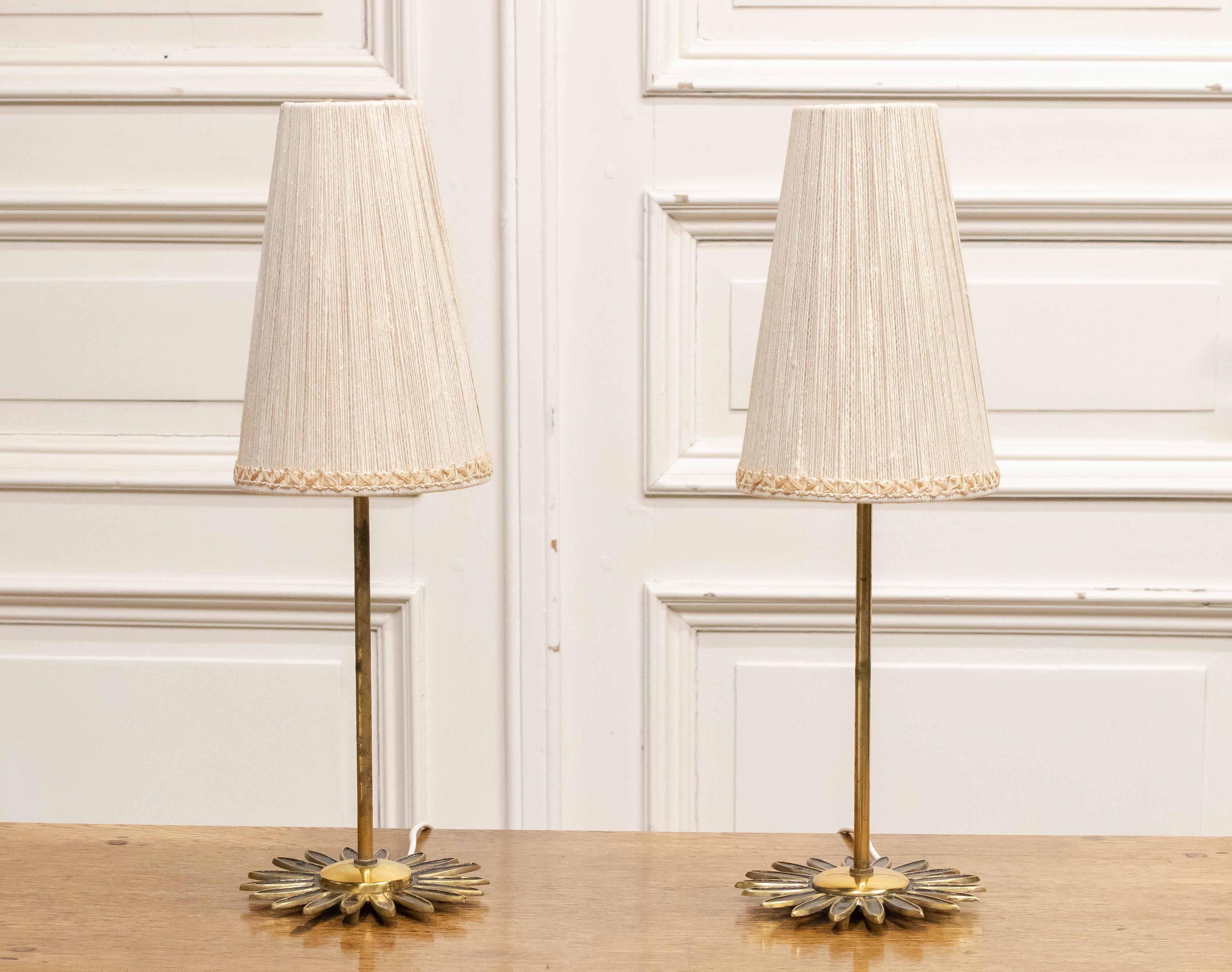 1950s, Pair Brass Sun Burst Table / Mantelpiece Lamps With Linen Shades (Messing) im Angebot