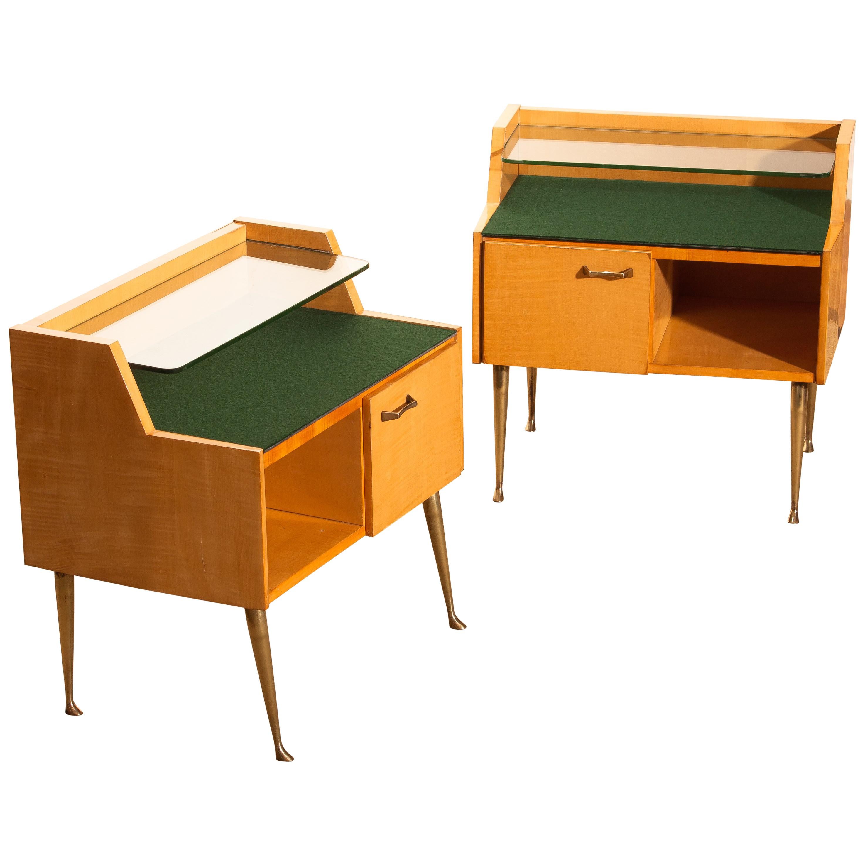 1950s, Pair Italian Nightstands in Maple with Brass Legs by Paolo Buffa In Good Condition In Silvolde, Gelderland