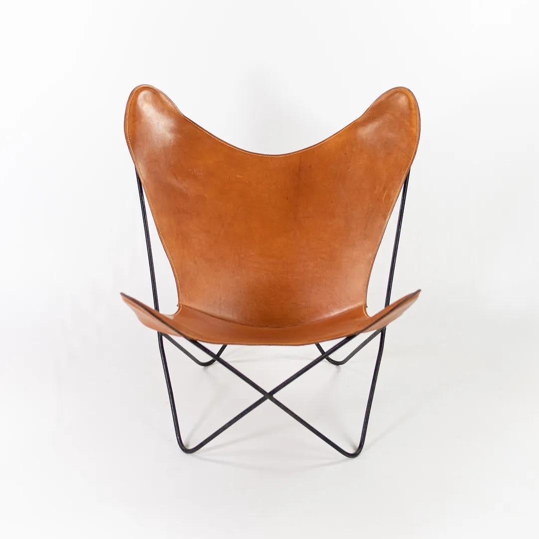 Zum Verkauf angeboten wird ein wunderschönes Paar C. 1950 Vintage Cognac Leder Butterfly Stühle, entworfen von Jorge Ferrari Hardoy, Antonio Bonet, und Juan Kurchan für Knoll. Es handelt sich um ein Vintage-Exemplar, das zusammen mit einer Reihe