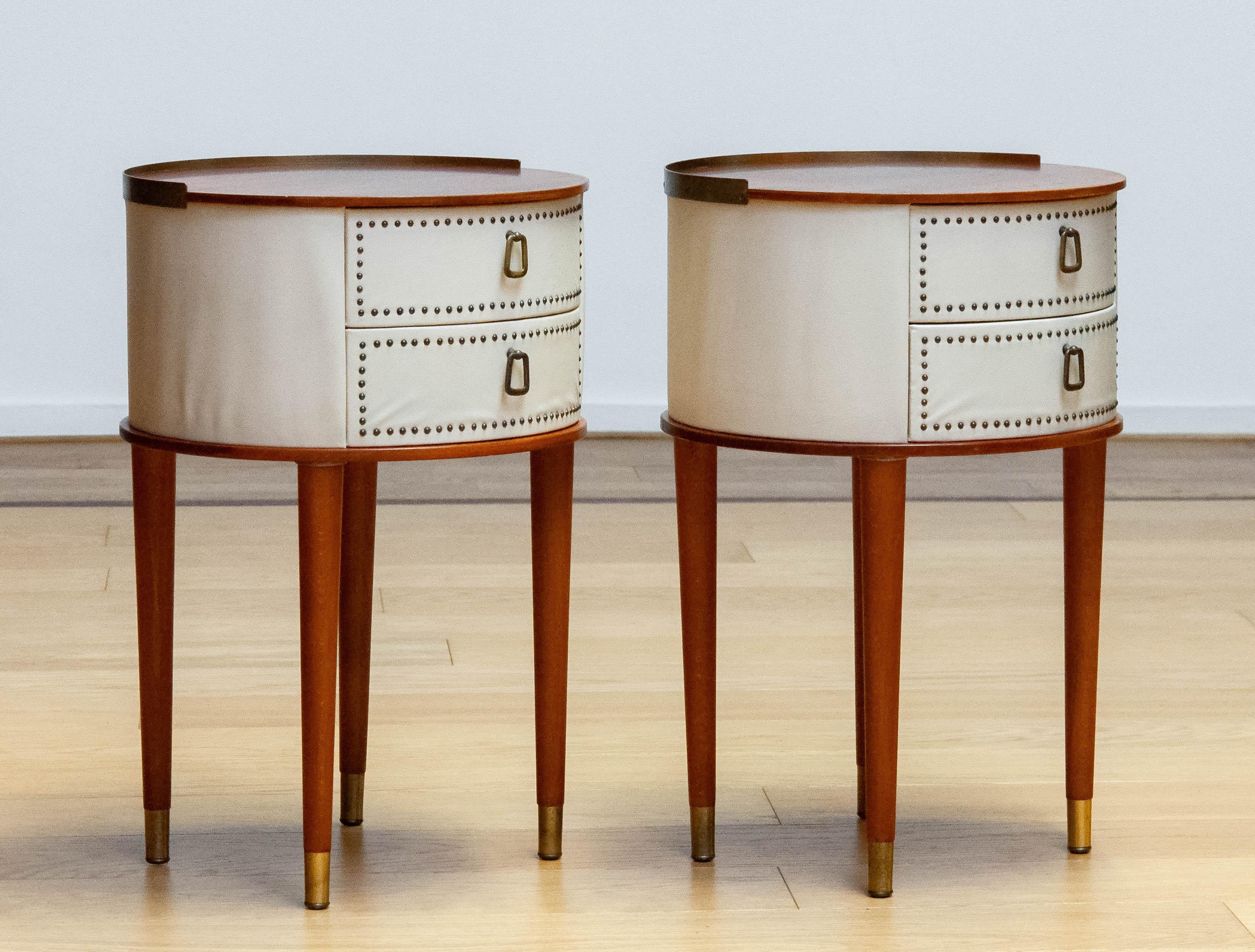 Imitation cuir Paire de tables de nuit suédoises clouées des années 1950 par Halvdan Pettersson pour Tibro en vente