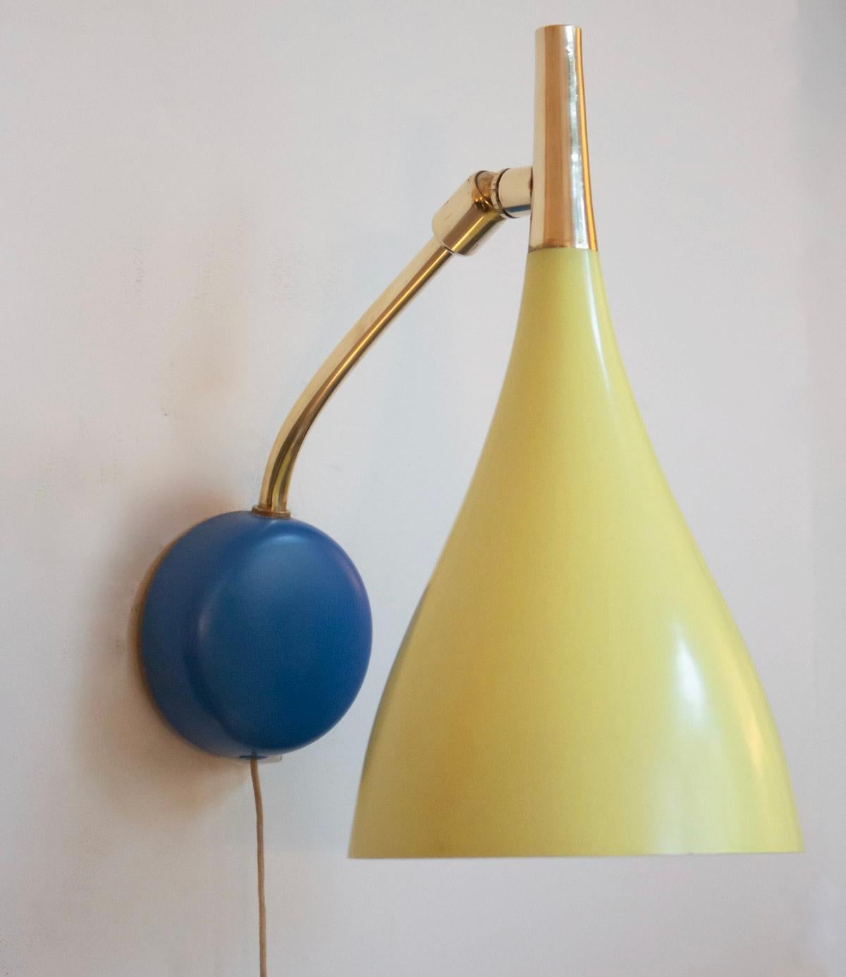 1950s pair of adjustable Cosack Leuchten sconces
Light yellow lacquered adjustable steel lampshades with blue lacquered back plates.
The arms are made of gilded brass.