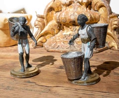 Paire de figurines africaines en métal polychrome des années 1950