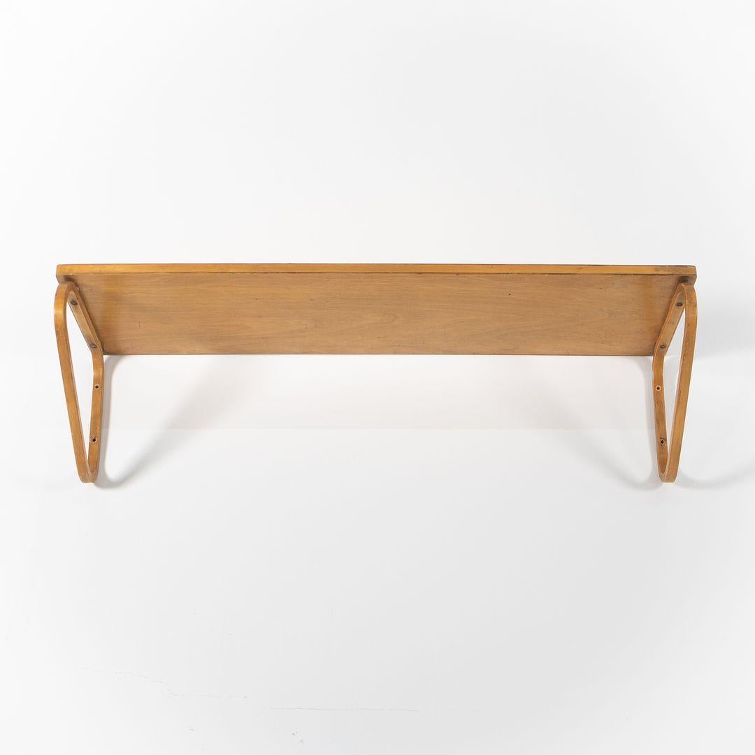 Si tratta di una coppia di mensole da parete, modello 112B, disegnate nel 1936 da Aino Aalto e Alvar Aalto per Artek. Si tratta di una coppia precoce e importante, raramente presente sul mercato americano. I ripiani sono formati da staffe in betulla