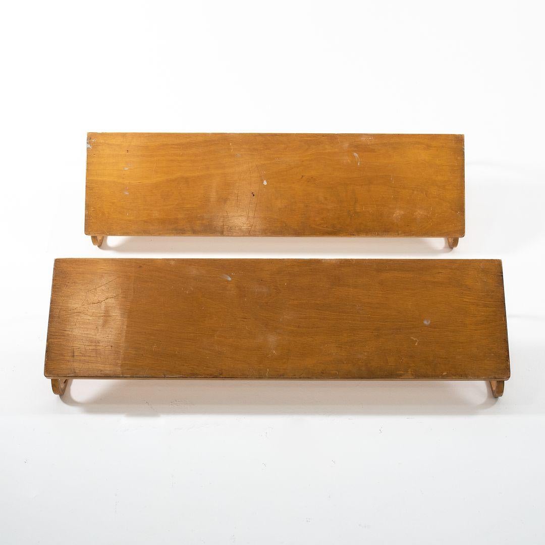 Moderno 1950s Pair of Aino & Alvar Aalto for Artek Laminated Birch Shelves, Model 112B in vendita