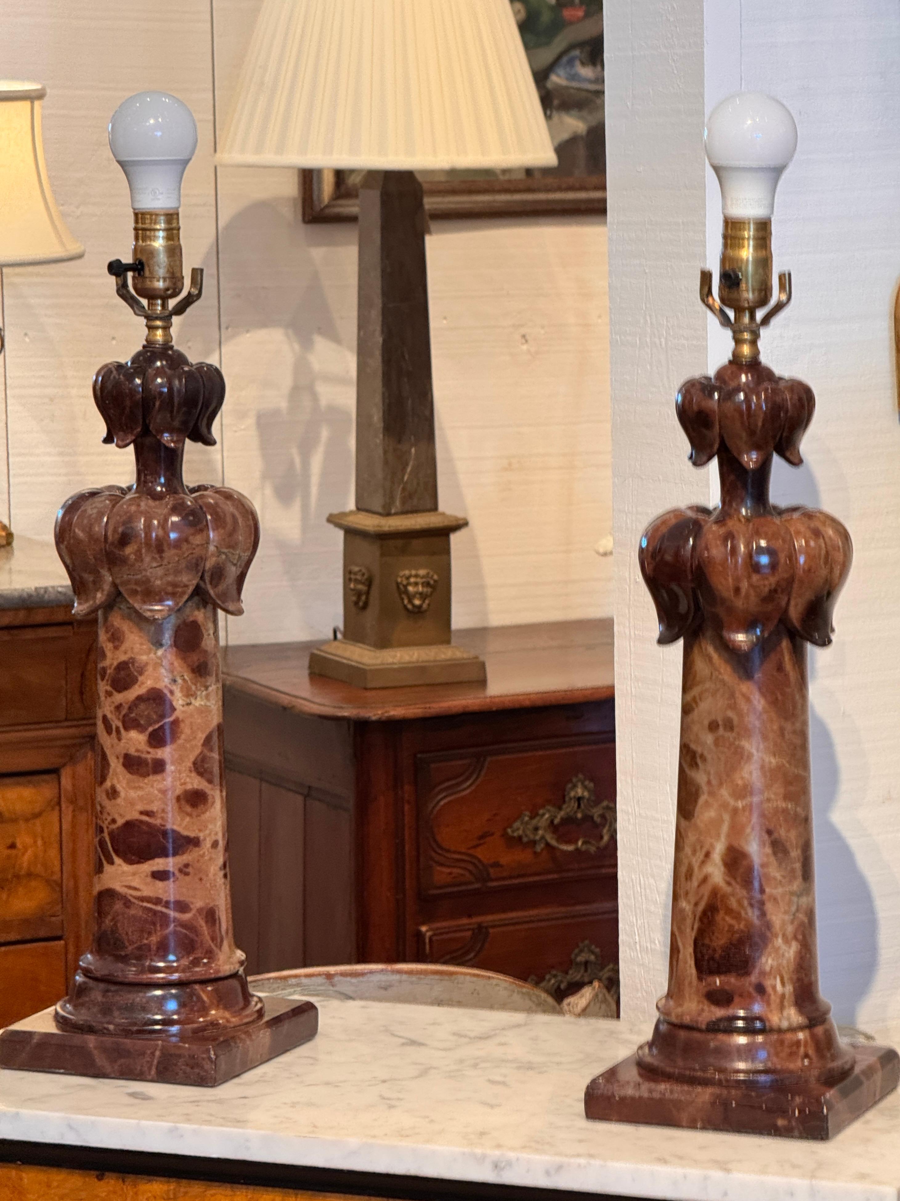 Coppia di lampade in alabastro con capitelli intagliati degli anni '50 in vendita 4